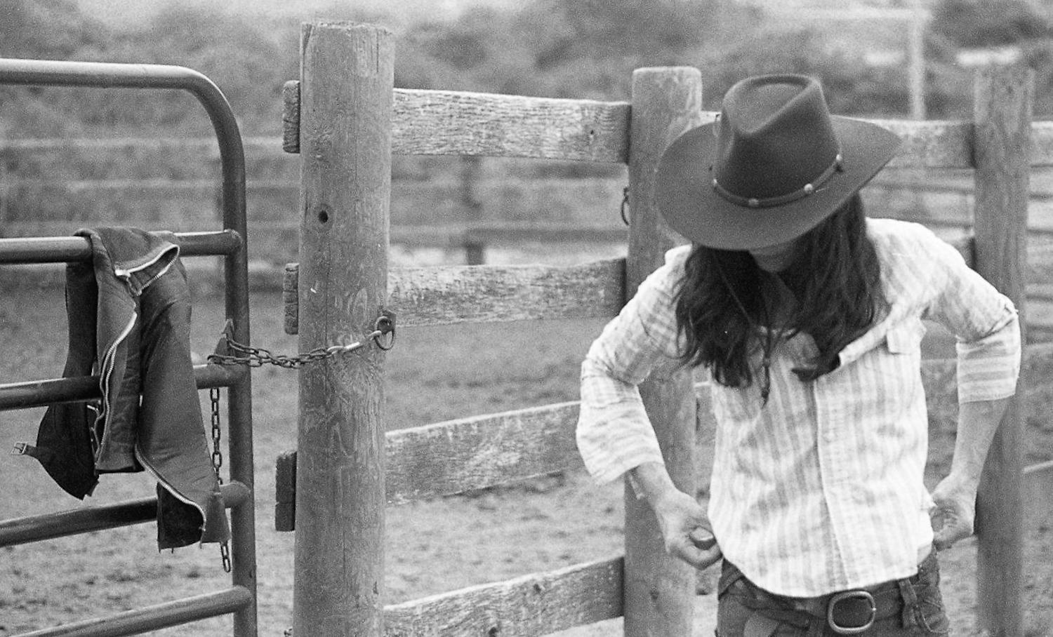 Portrait Photograph Robin Rice - Cowgirl de Montauk, Stables de chevaux de Montauk, NY, 2007