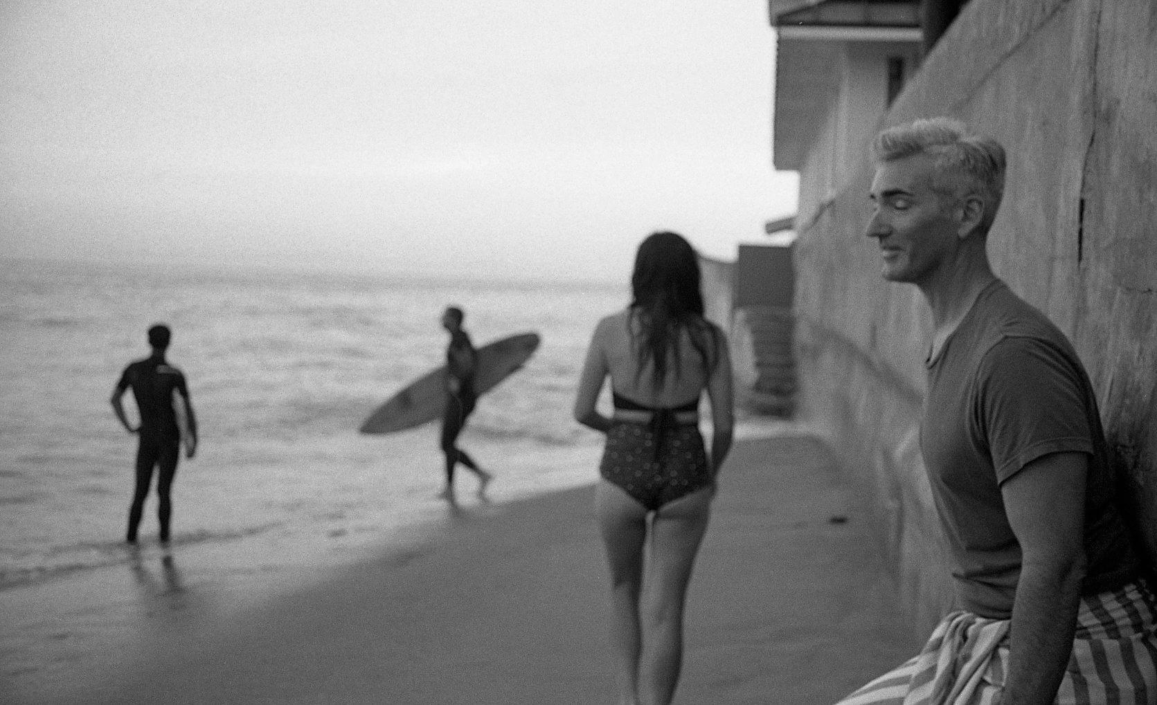Robin Rice Black and White Photograph – Brian with Eyes Closed with Kim at Sunset, Miramer Beach, Montecito, CA, 2017
