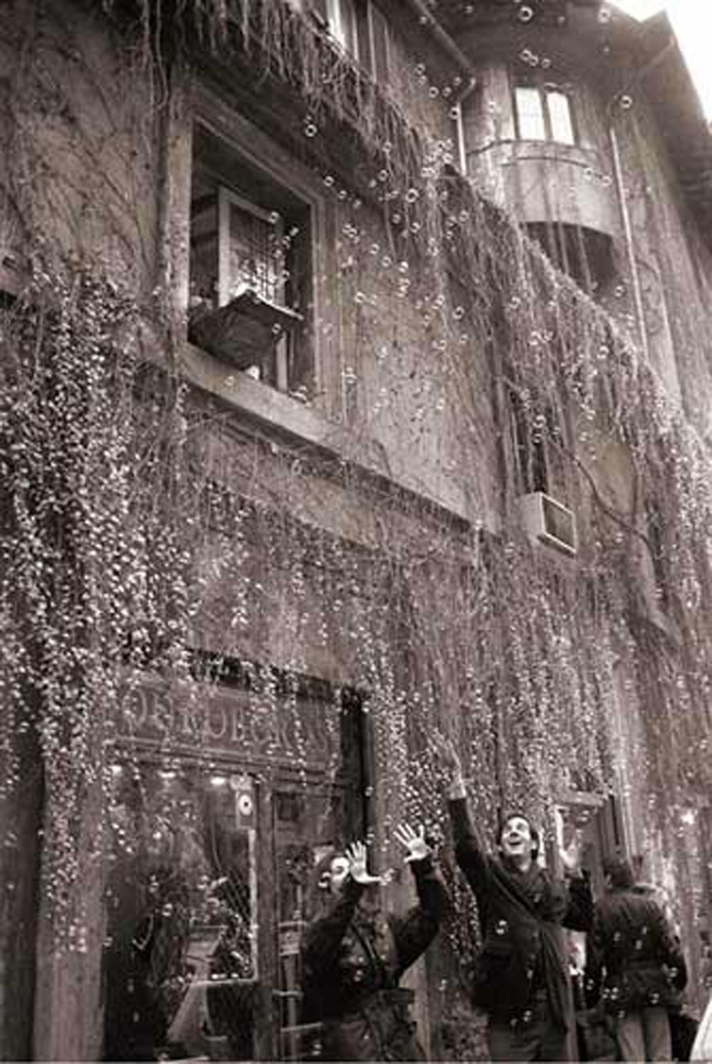 Robin Rice Black and White Photograph – Bubbles, Piazza Rondanini, Roma, Italien, 1995