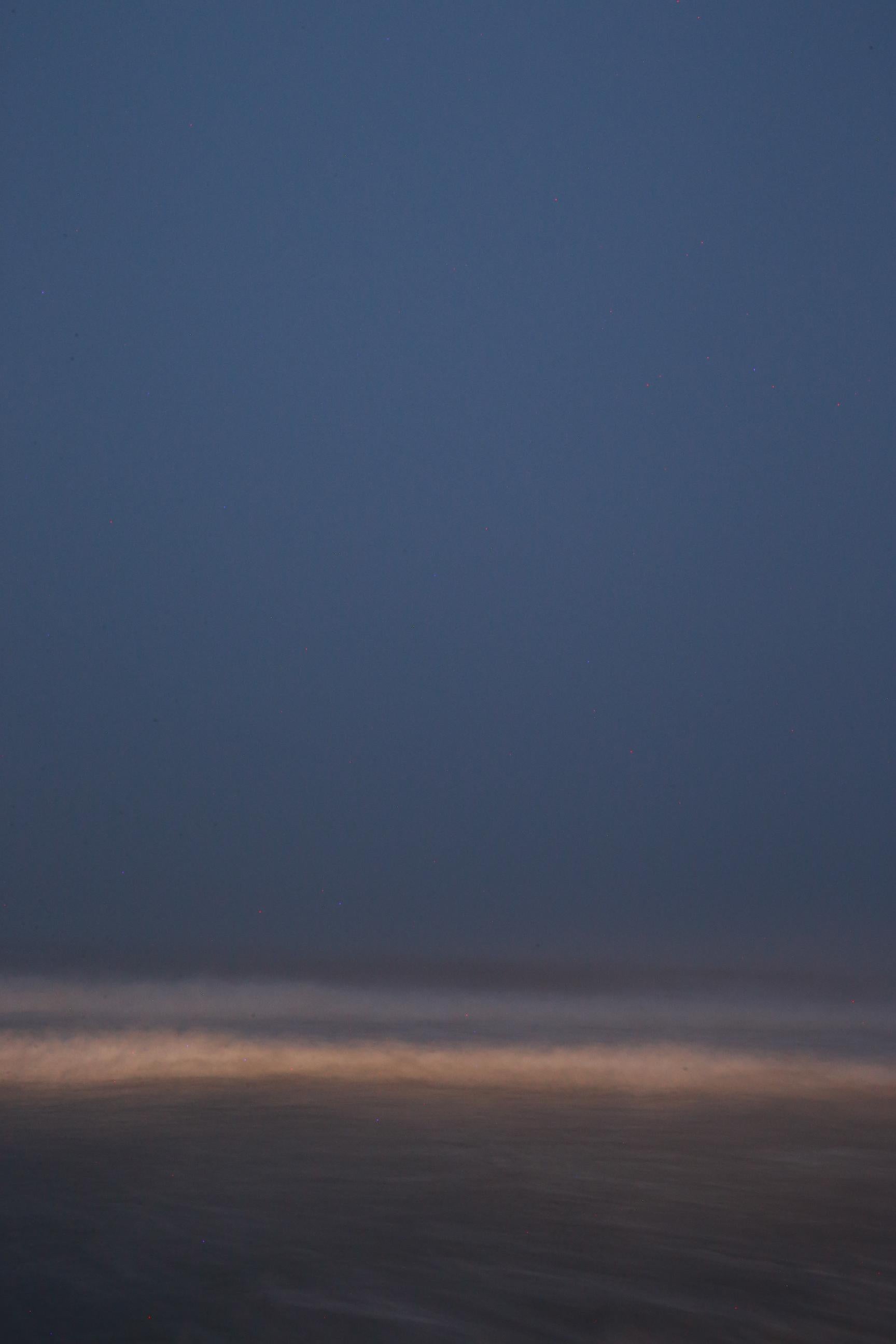 Michael McLaughlin Color Photograph – One Five Four, Second Beach, Middletown, RI Juli 2018