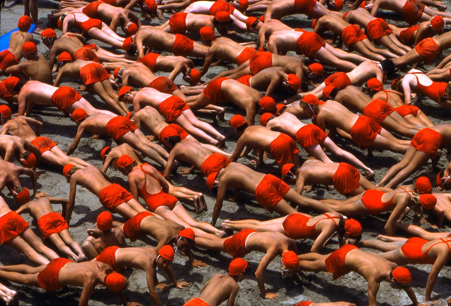 Landscape Photograph di Roger Camp - Flessioni rosse, 1985 Huntington Beach, CA