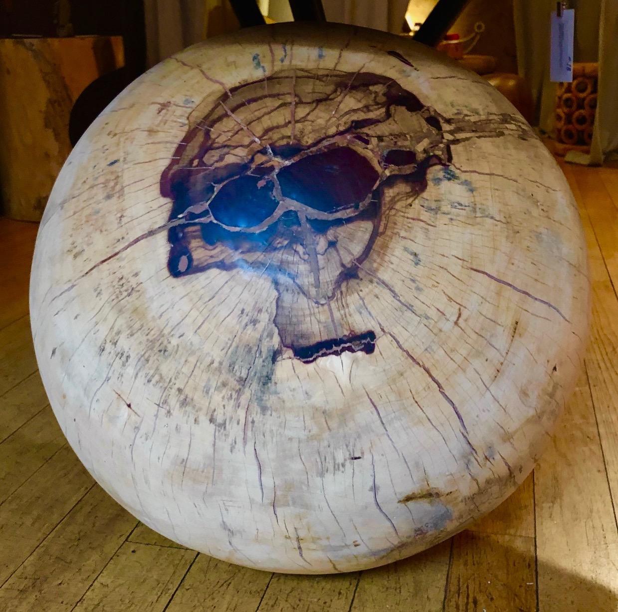 Sphère sculptée avec abstraction, bois de Tamarind 