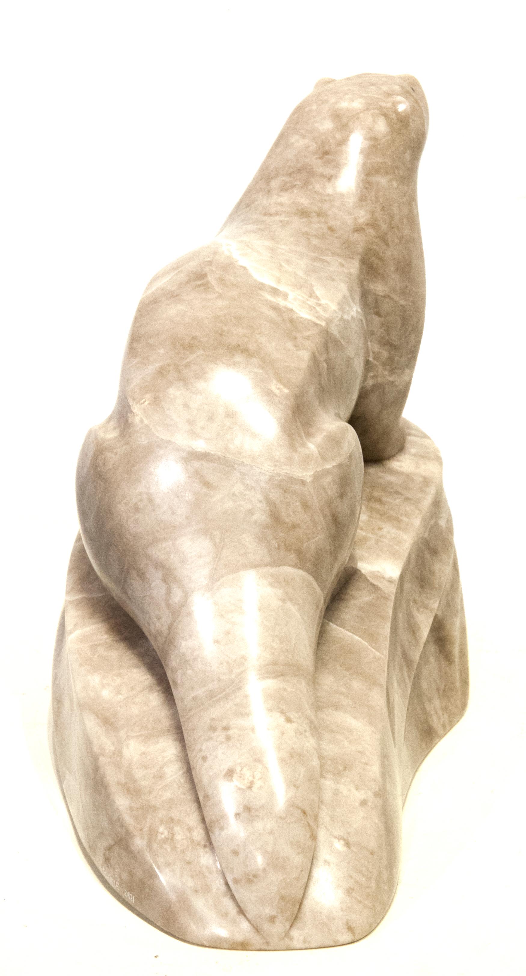 Sculpture d'origine en albâtre de David Riome  OTTER en vente 3