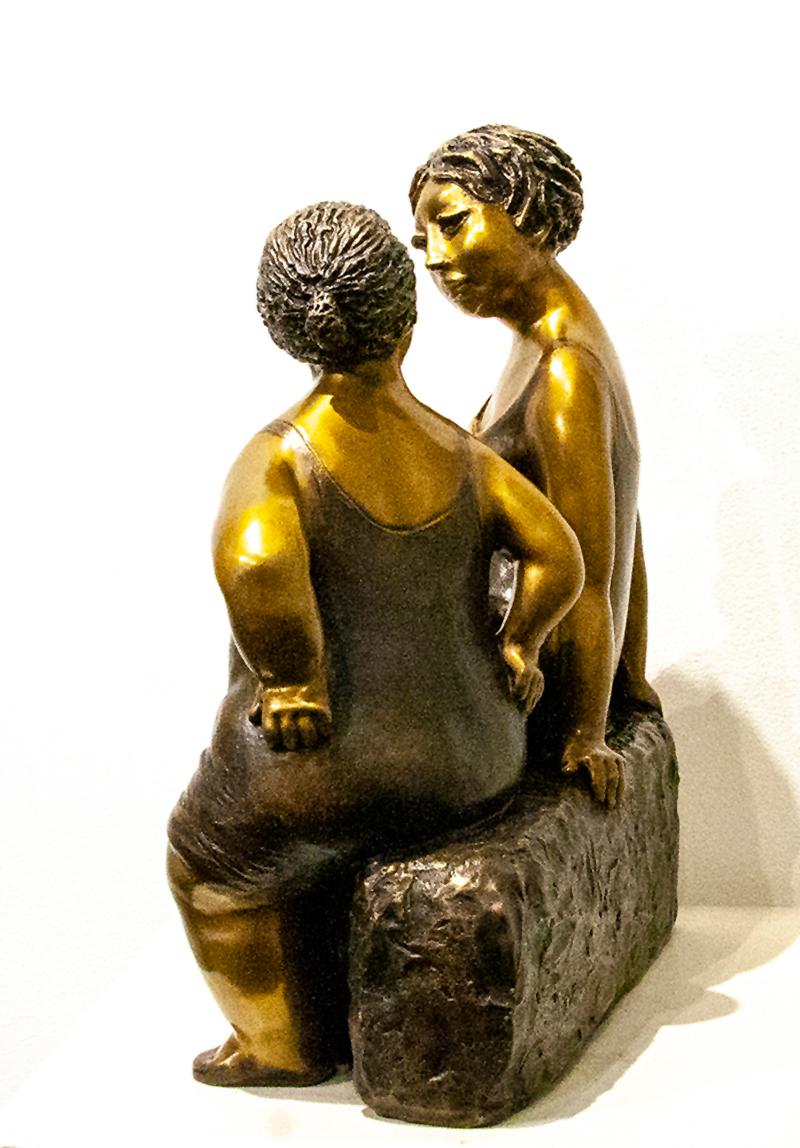 Bronzeskulptur in limitierter Auflage von Rose-Aimee Belanger  COMPLICITY  E.A. III/IV (Gold), Figurative Sculpture, von Rose-Aimée Bélanger