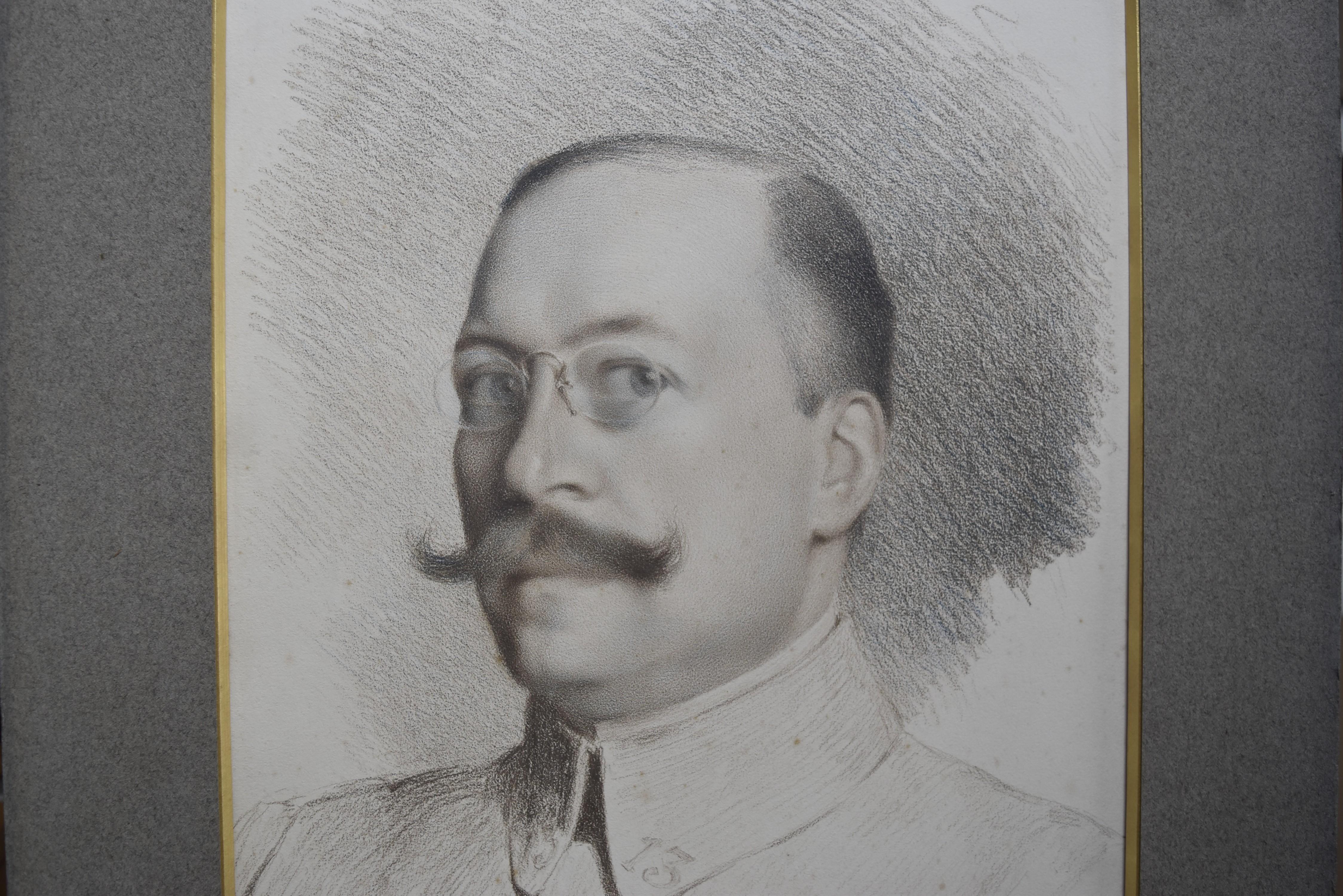 Portrait d'un officier, école française, 1915, crayon à cire sur papier - Gris Figurative Art par Unknown