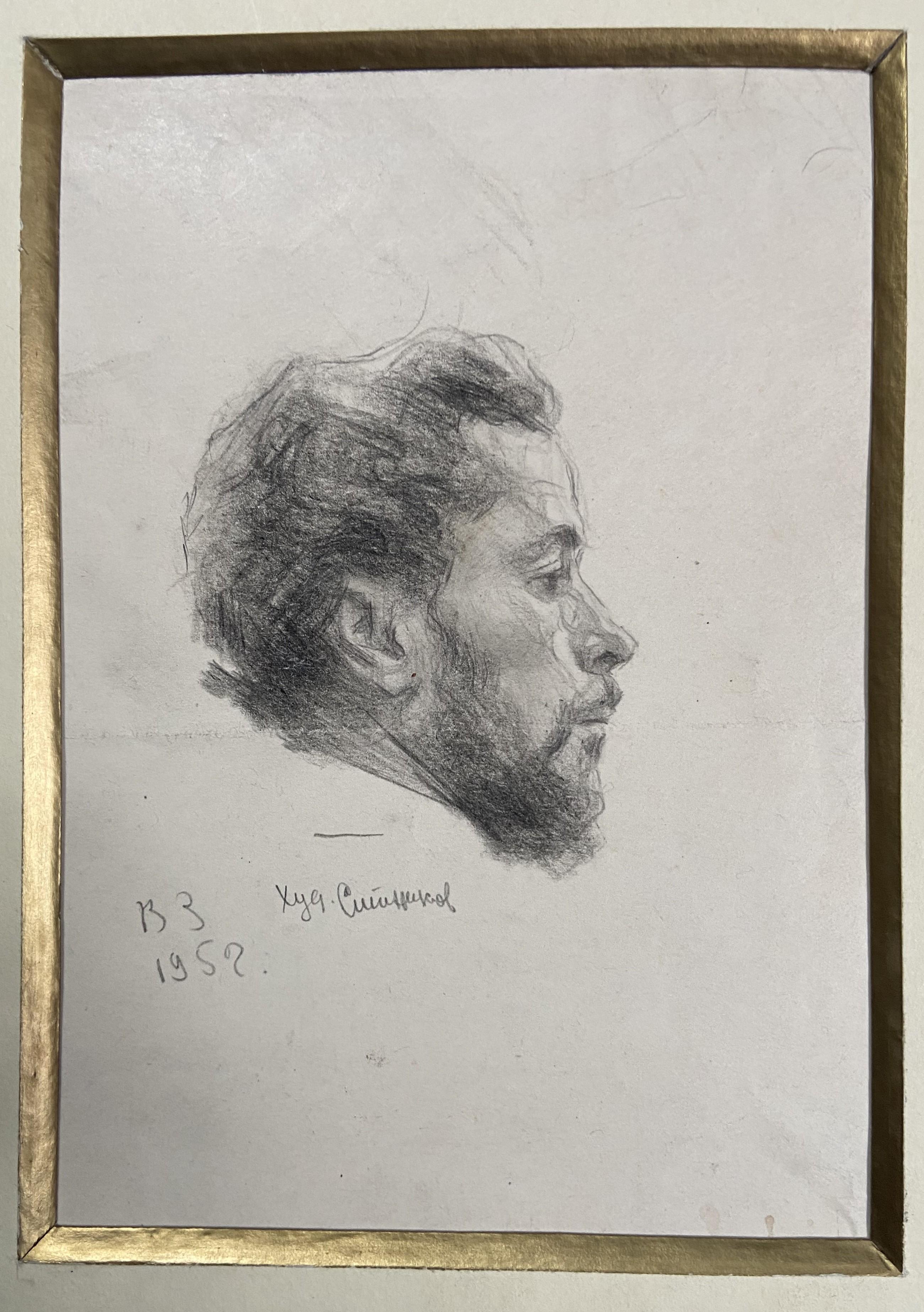 Russian School, 20th Century
Portrait of a man in profile, 1952
dated and annotated lower left
Pencil on paper
16 x 11 cm
In good condition, except a clearly visible fold trace in the middle of the sheet (see photographs please)
In a modern frame : 