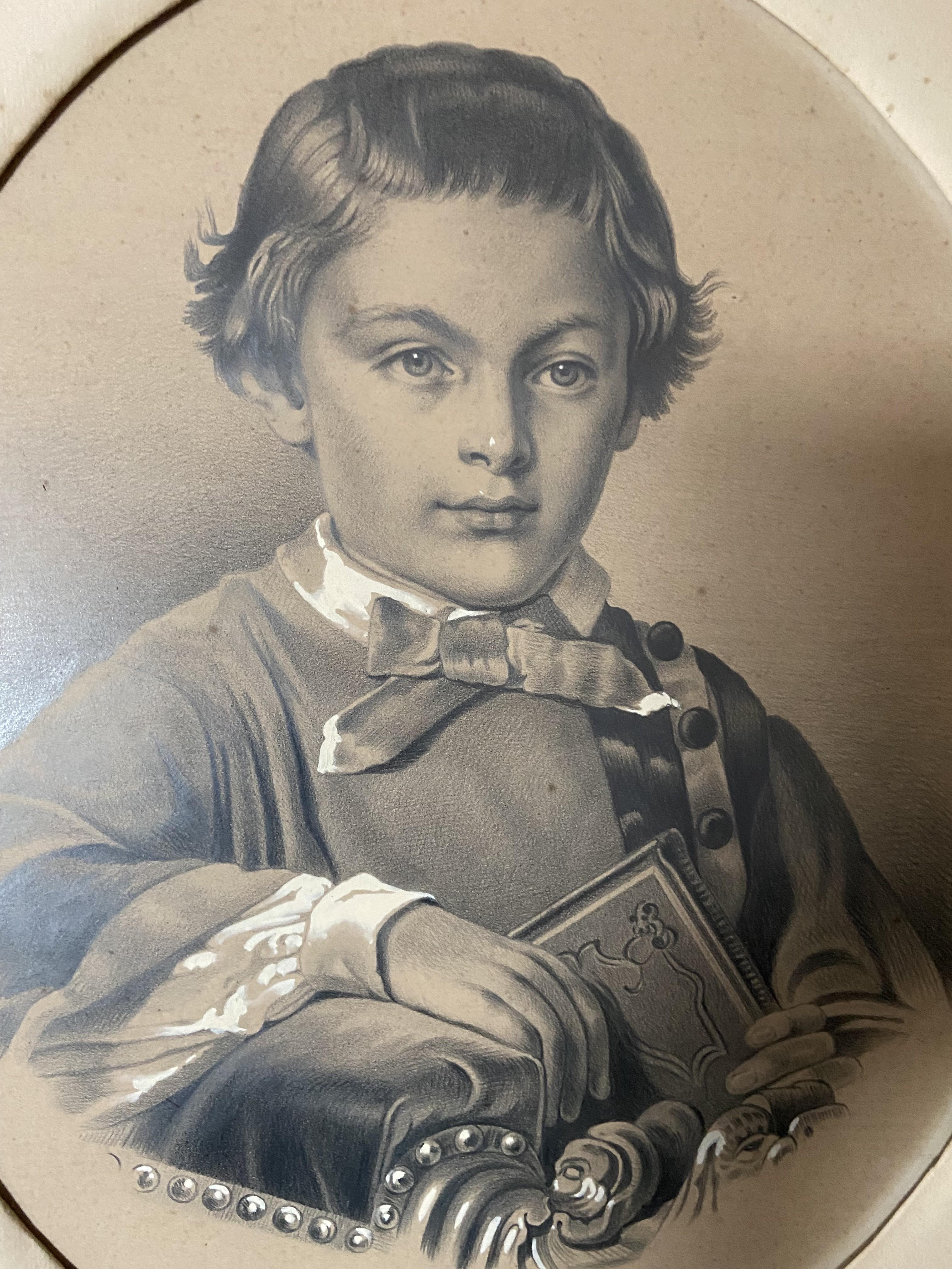 Französische Schule um 1880
Porträt eines Jungen, der ein Buch hält
Graphit und weiße Gouache auf Papier
39,5 x 32 cm Ovalansicht
in gutem Zustand, altersbedingt leicht vergilbt
In seinem ursprünglichen ovalen Rahmen und Passepartout, zahlreiche