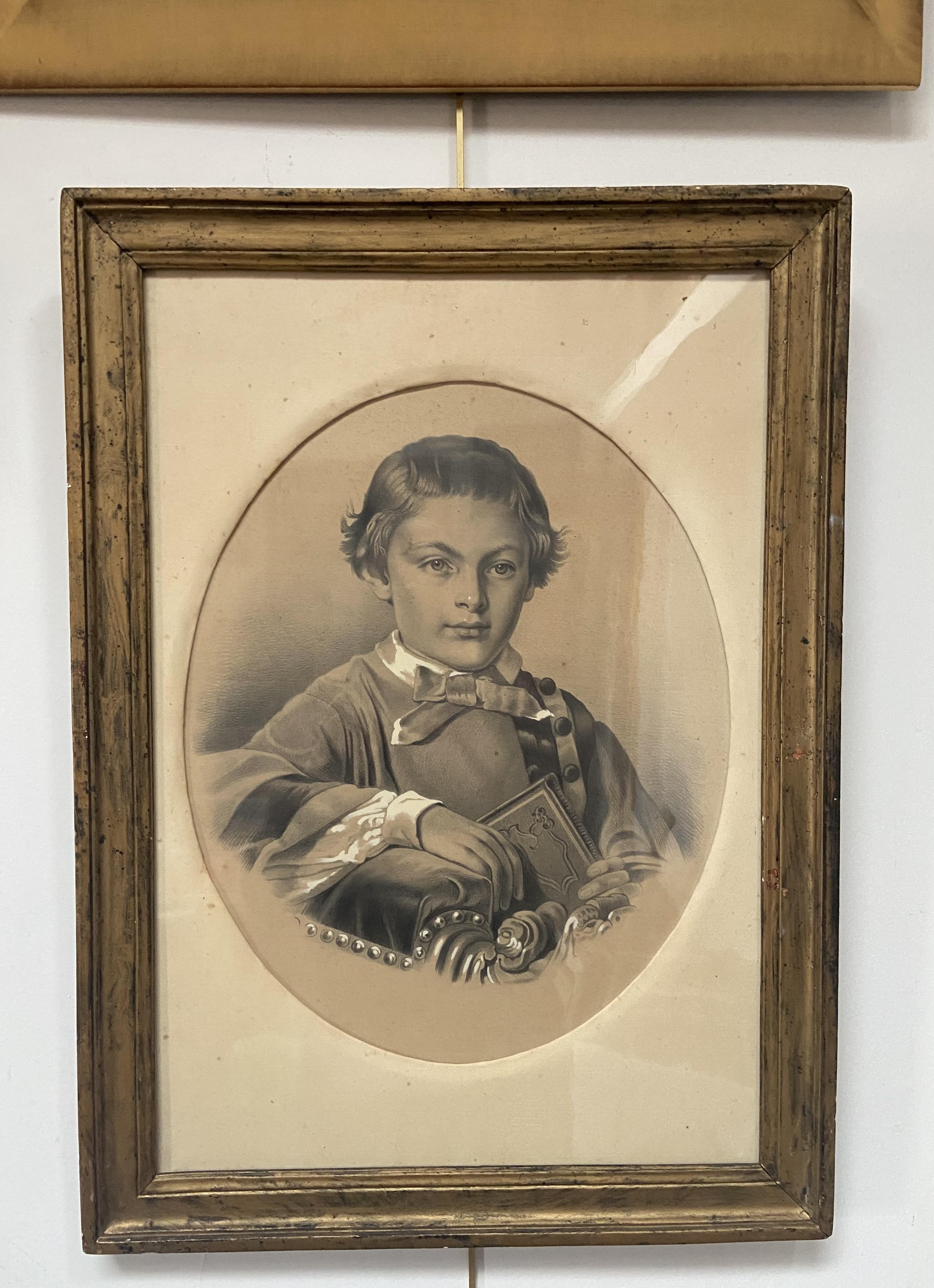École française vers 1880
Portrait d'un garçon tenant un livre
graphite et gouache blanche sur papier
39,5 x 32 cm vue ovale
en bon état, légèrement jauni par l'âge
Dans son cadre ovale et son montage d'origine, nombreuses taches et rousseurs.