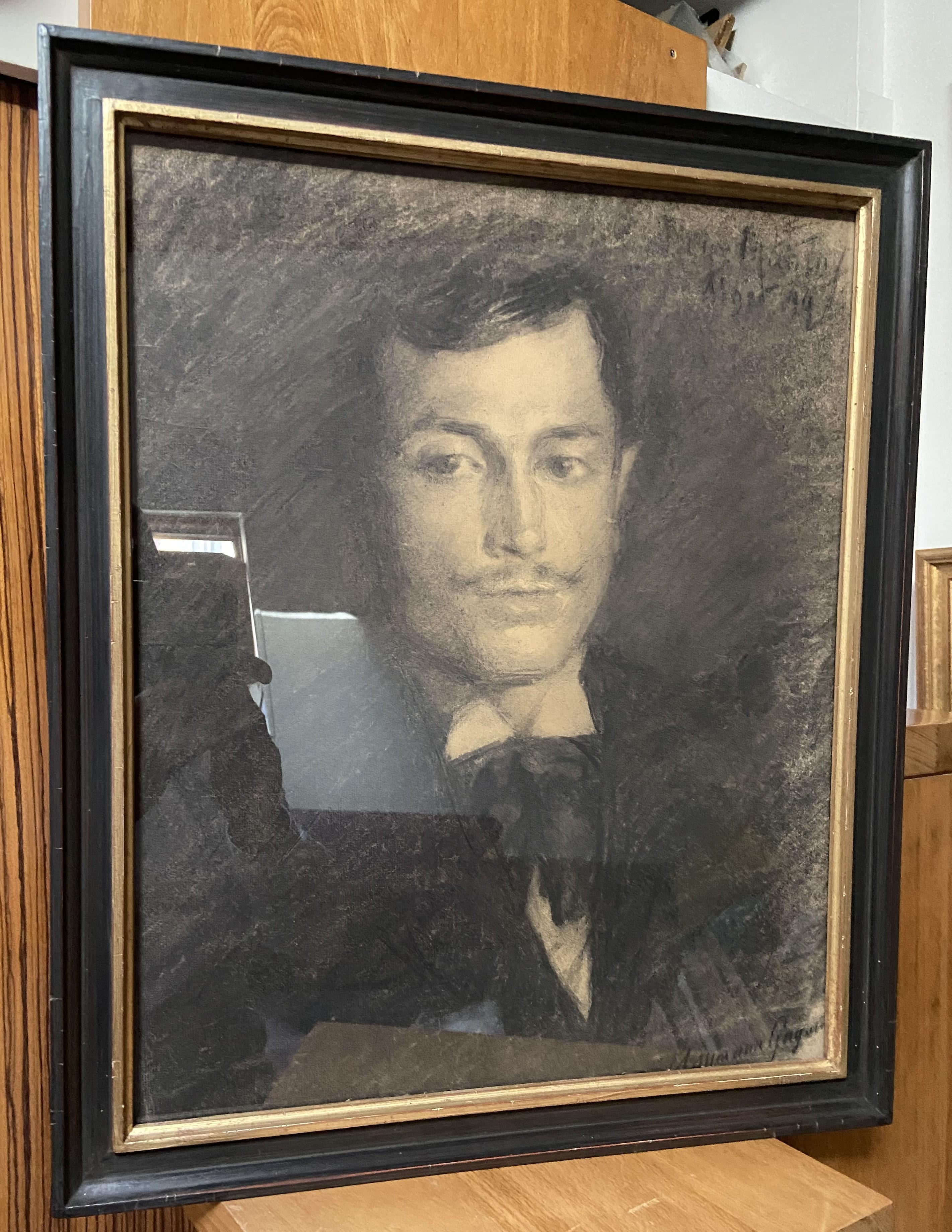 French school end of 19th Century, Portrait of a man, charcoal drawing For Sale 1