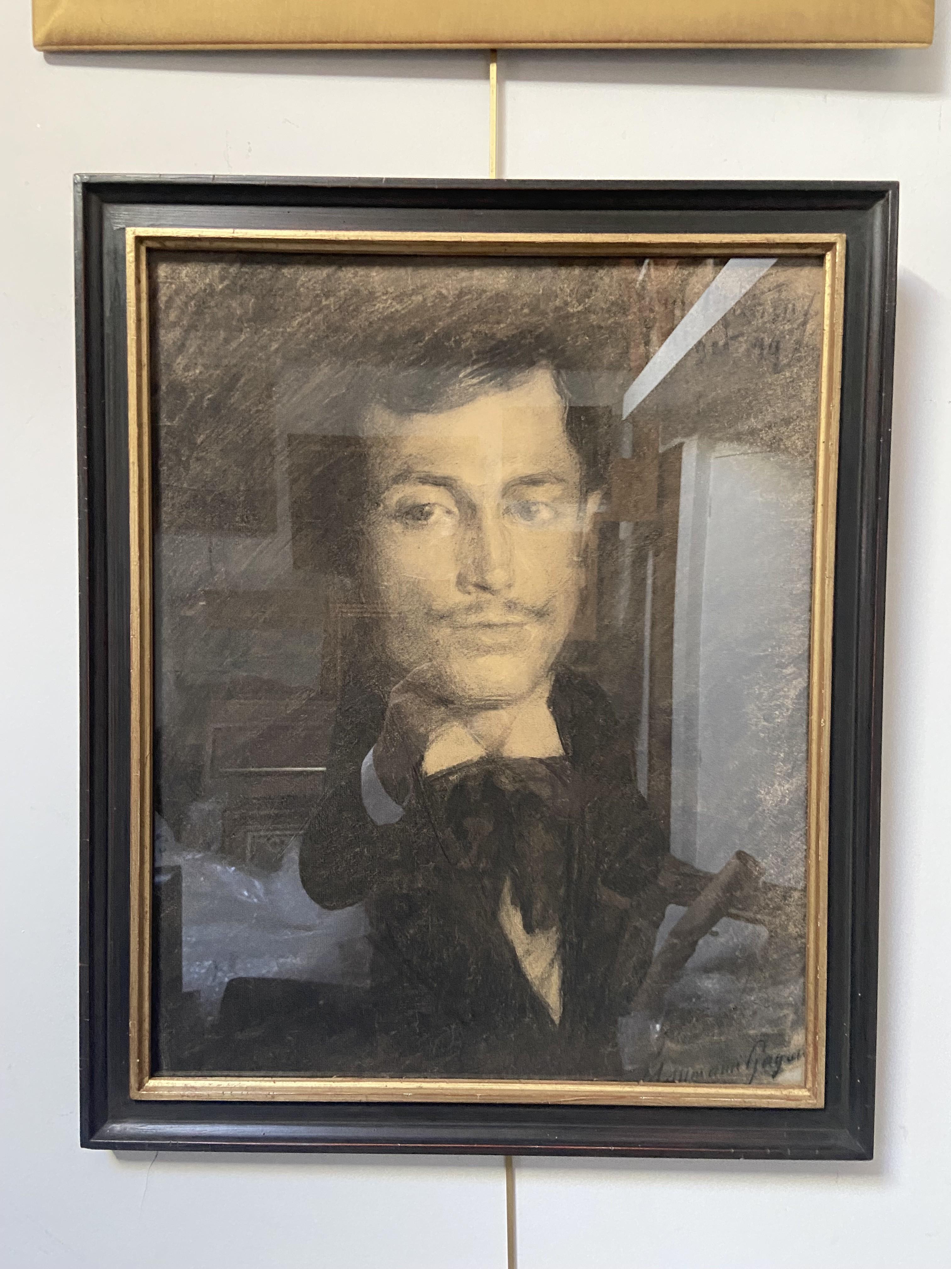 French school end of 19th Century, Portrait of a man, charcoal drawing For Sale 7