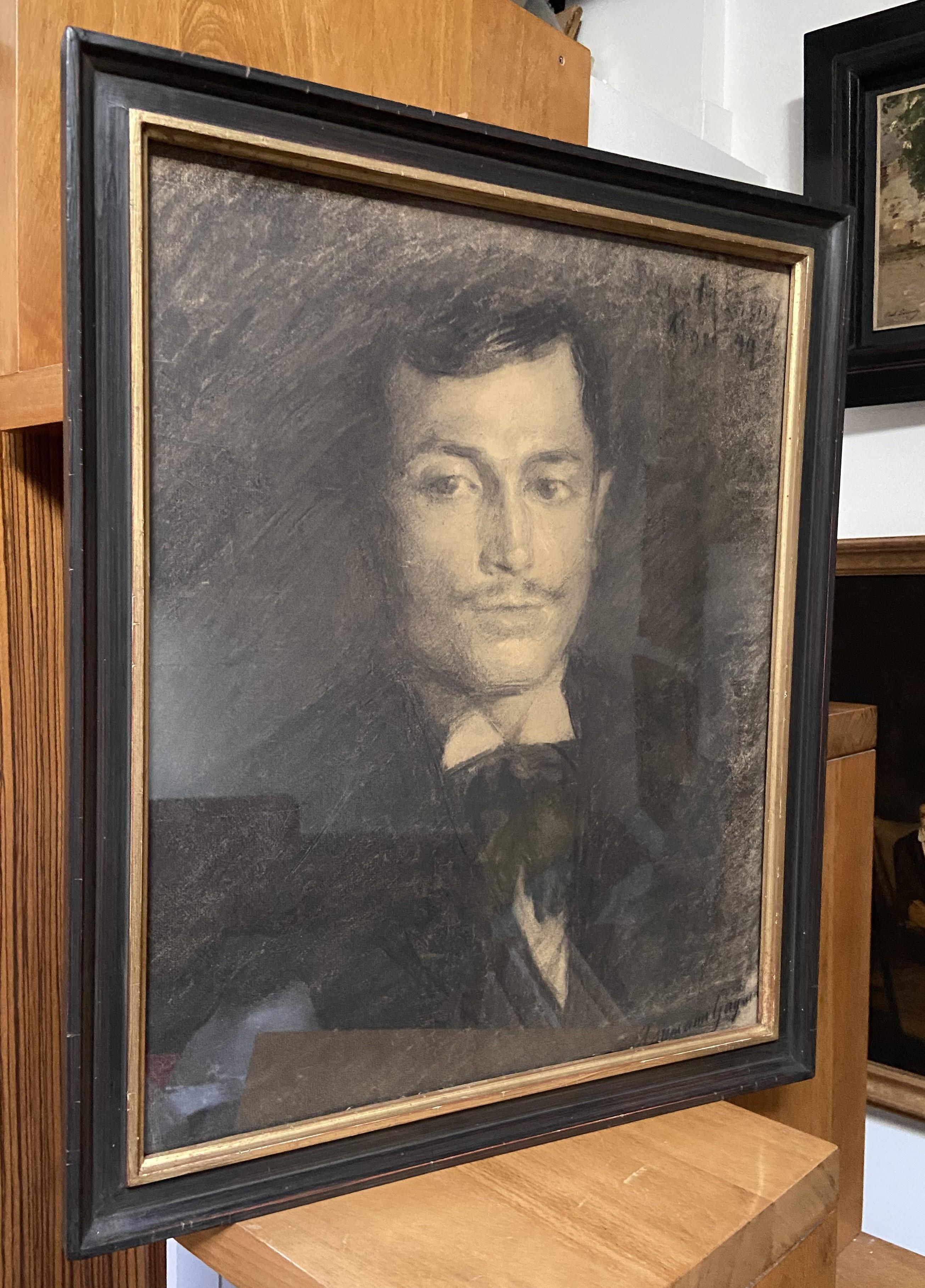 French school end of 19th Century, Portrait of a man, charcoal drawing For Sale 2