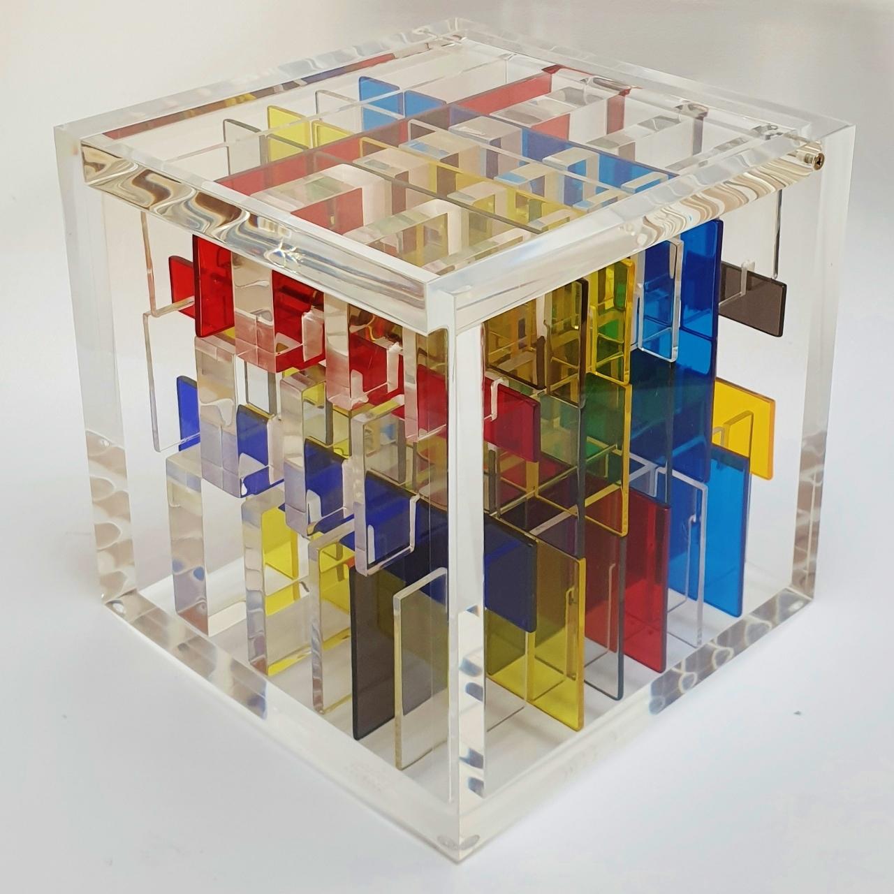 Boogie-woogie is a unique contemporary modern cube sculpture by the famous Dutch artist couple Nel Haringa and Fred Olijve. The cube sculpture consists of a few dozen hand cut hand polished plexiglass elements carefully stacked together inside a