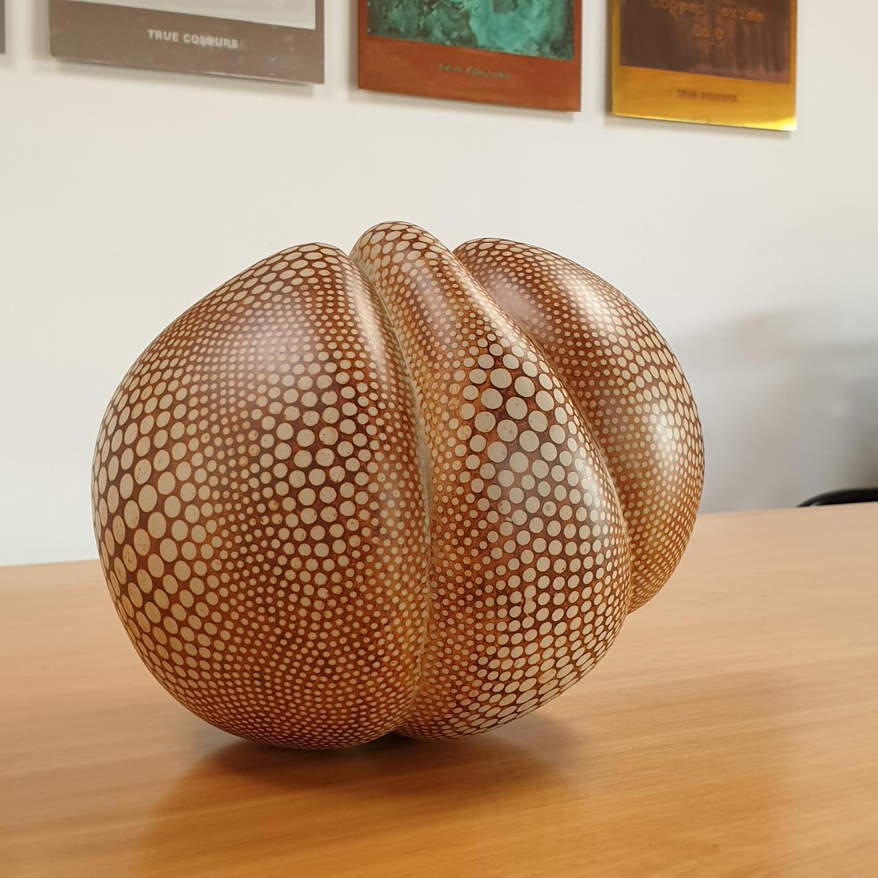 Kokon gepunktet - contemporary modern abstract organic ceramic sculpture object - Sculpture by Petra Benndorf