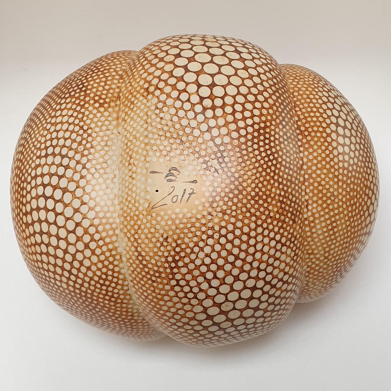 Kokon gepunktet - contemporary modern abstract organic ceramic sculpture object - Contemporary Sculpture by Petra Benndorf