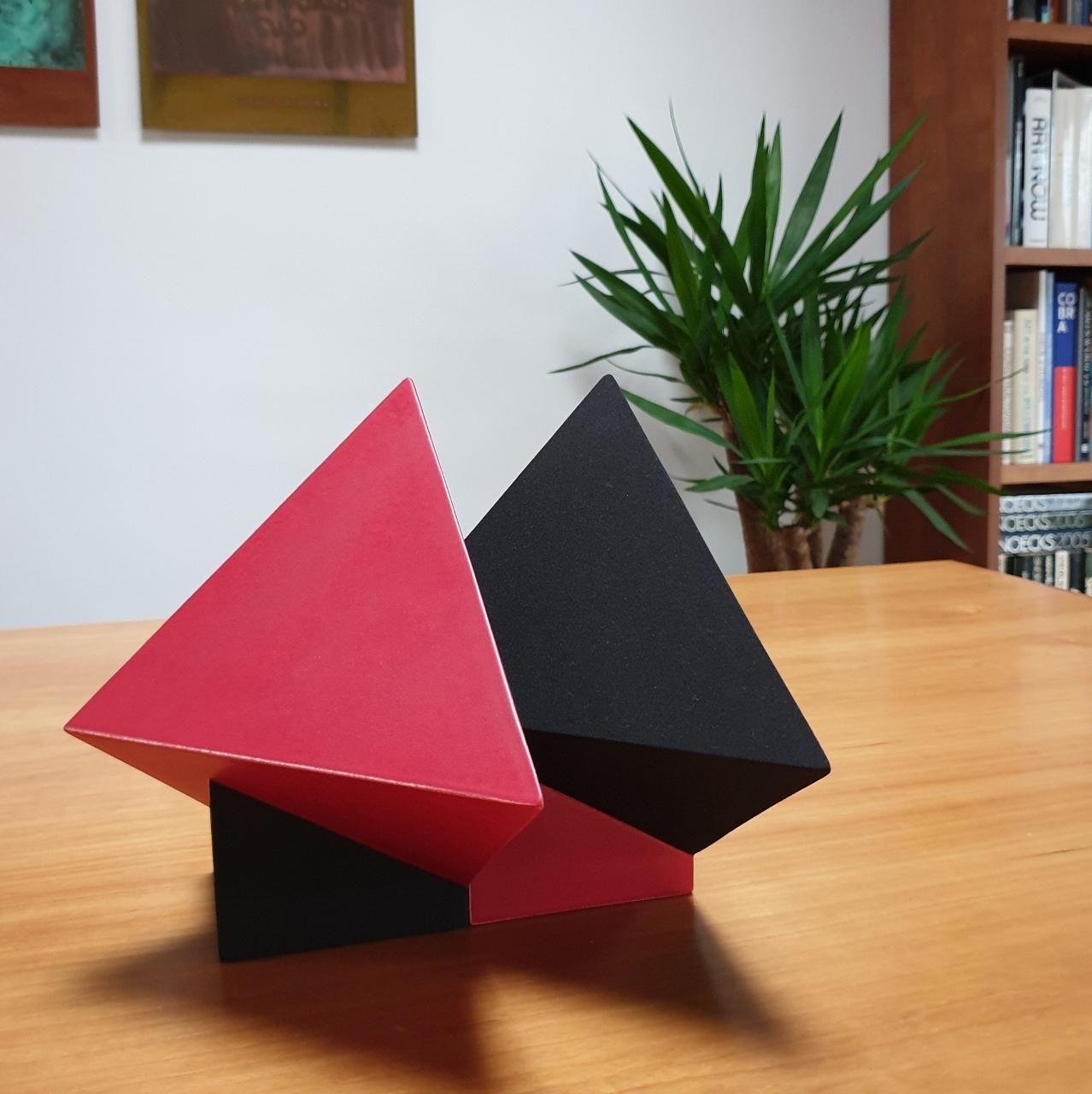 SC1502 red - contemporary modern abstract geometric ceramic object sculpture - Sculpture by Let de Kok