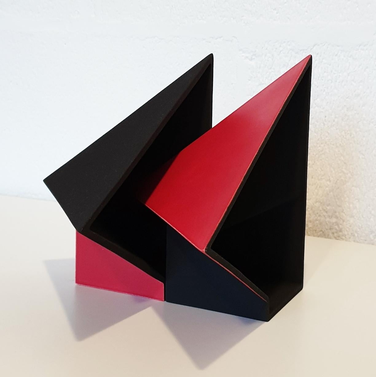 SC1502 red - contemporary modern abstract geometric ceramic object sculpture - Contemporary Sculpture by Let de Kok