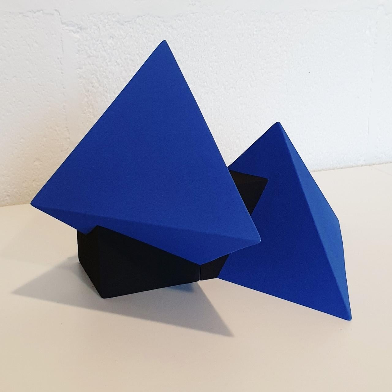 SC1502 blue - contemporary modern abstract geometric ceramic object sculpture - Contemporary Sculpture by Let de Kok