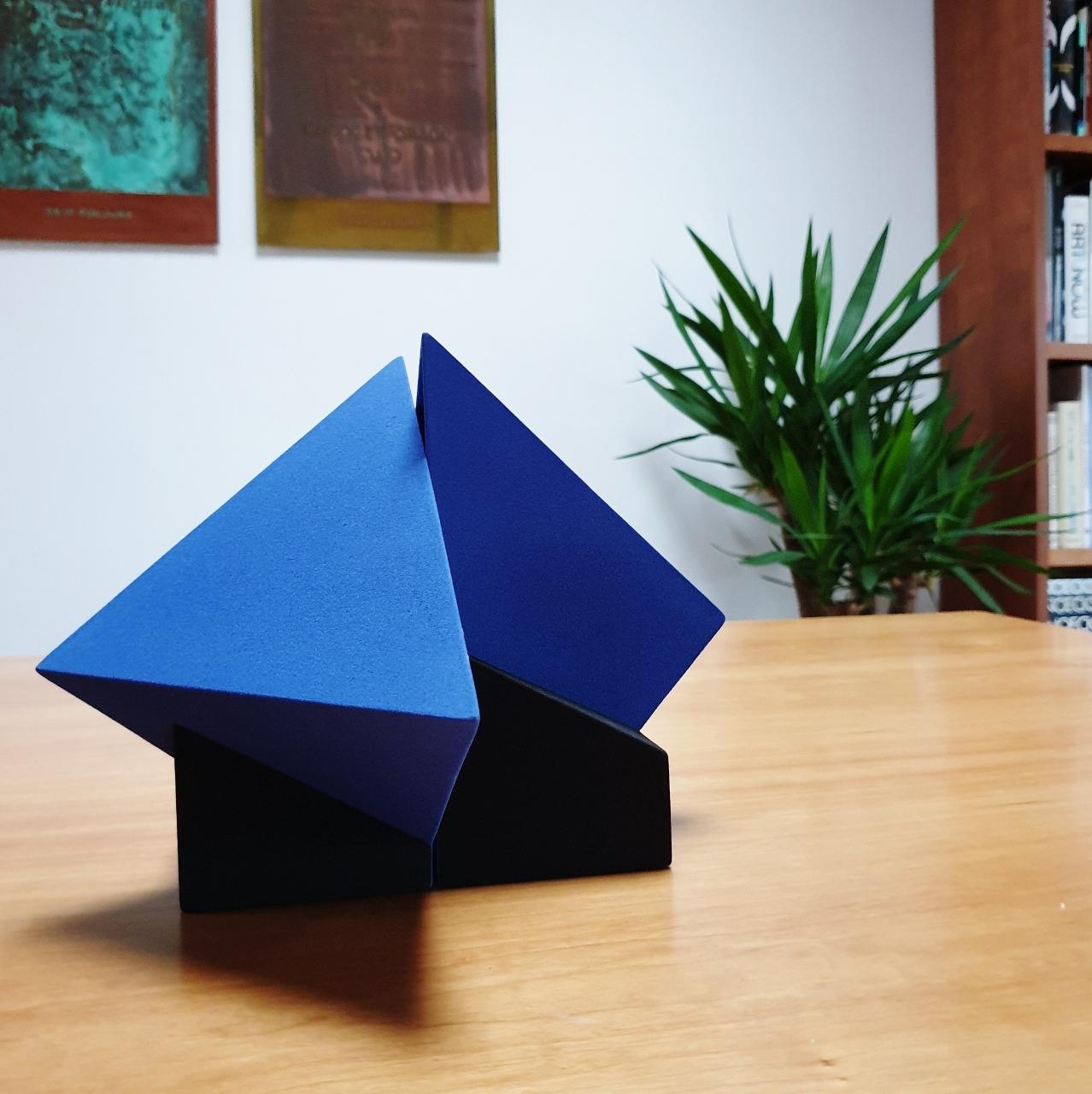 SC1502 blue - contemporary modern abstract geometric ceramic object sculpture - Sculpture by Let de Kok