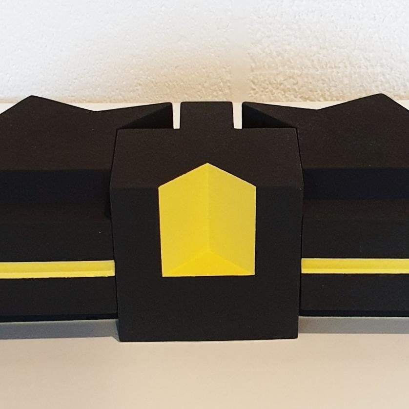 Sculpture SC1202-03 (jaune) est un objet géométrique abstrait moderne et contemporain de l'artiste visuel néerlandais Let de Kok. Cette sculpture se compose de trois éléments en céramique. Les surfaces jaunes et noires sont toutes deux texturées et