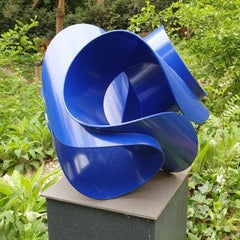 Axis Blue - ultramarinblaue zeitgenössische moderne abstrakte Stahlskulptur