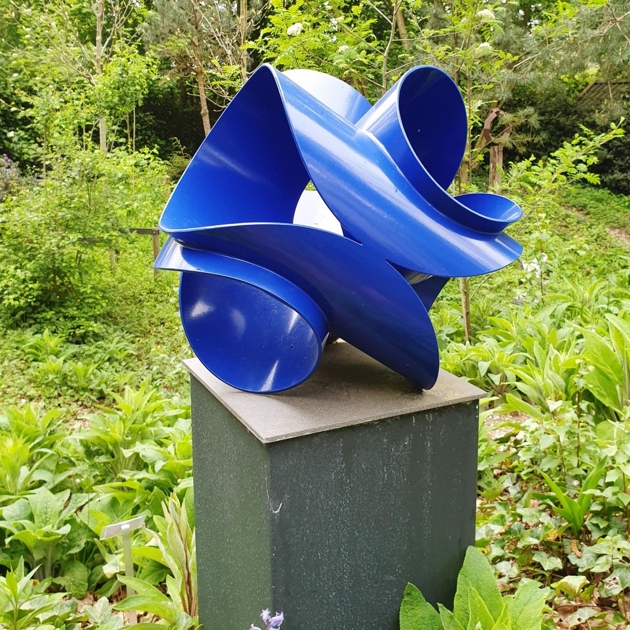 Axis Blue - ultramarine blue contemporary modern abstract steel sculpture - Sculpture by Rob Zweerman