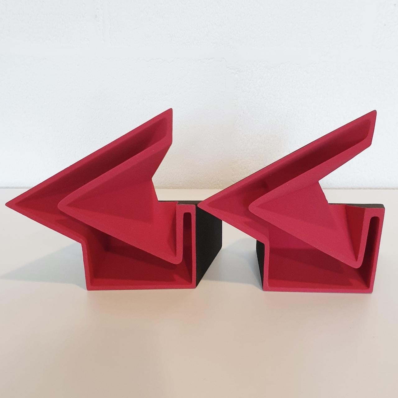 Die Skulptur SC1503 (rot) ist eine zeitgenössische, moderne, abstrakte, geometrische Objektskulptur des niederländischen Künstlers Let de Kok. 
Die Skulptur besteht aus zwei Keramikelementen, wobei sowohl die rote als auch die schwarze Oberfläche