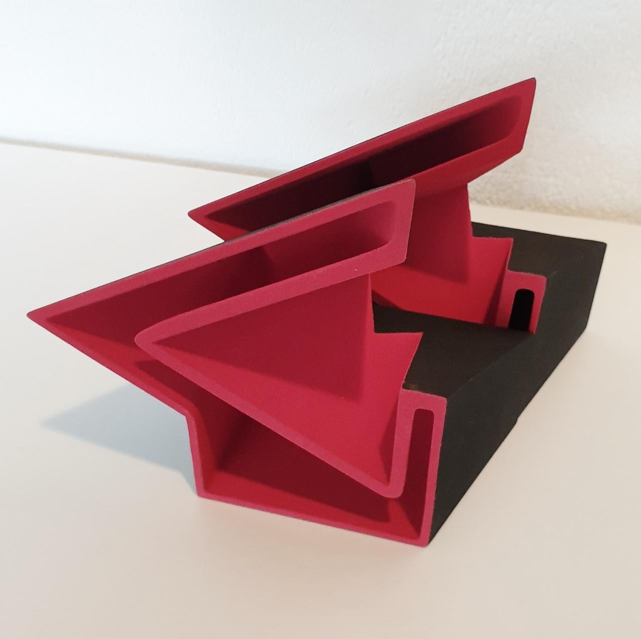 SC1503 rot – zeitgenössische moderne abstrakte geometrische Keramikskulptur (Beige), Abstract Sculpture, von Let de Kok