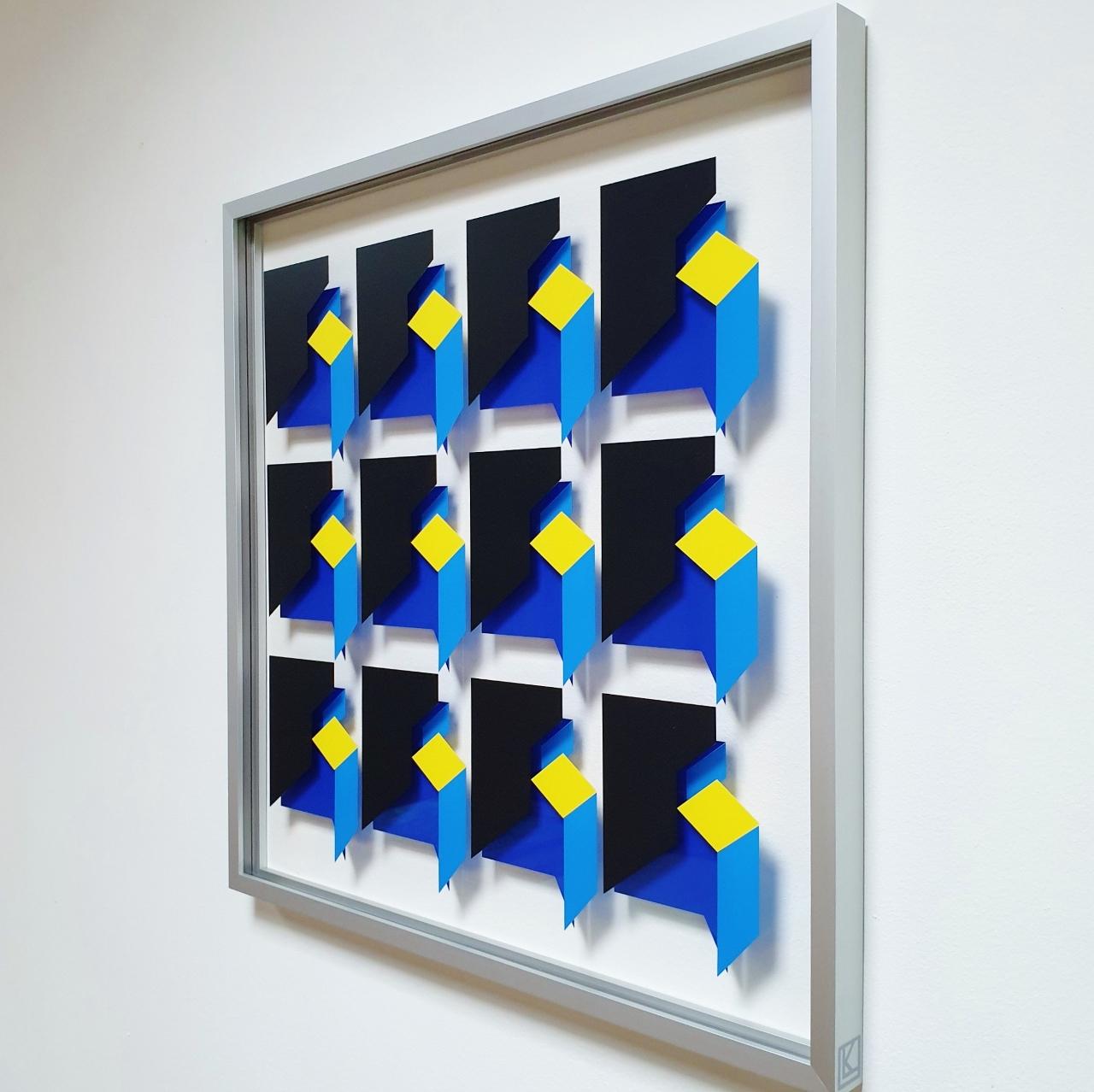 Relief MG912 est un relief mural géométrique abstrait moderne contemporain de taille moyenne réalisé par l'artiste visuel néerlandais Let de Kok. Ce relief se compose de deux panneaux de verre de musée espacés, avec un motif géométrique multicouche