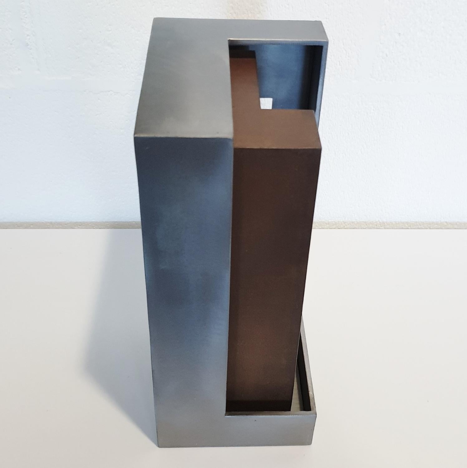 Pareja 05 - sculpture en acier géométrique abstraite contemporaine et moderne - Gris Abstract Sculpture par Eduardo Lacoma