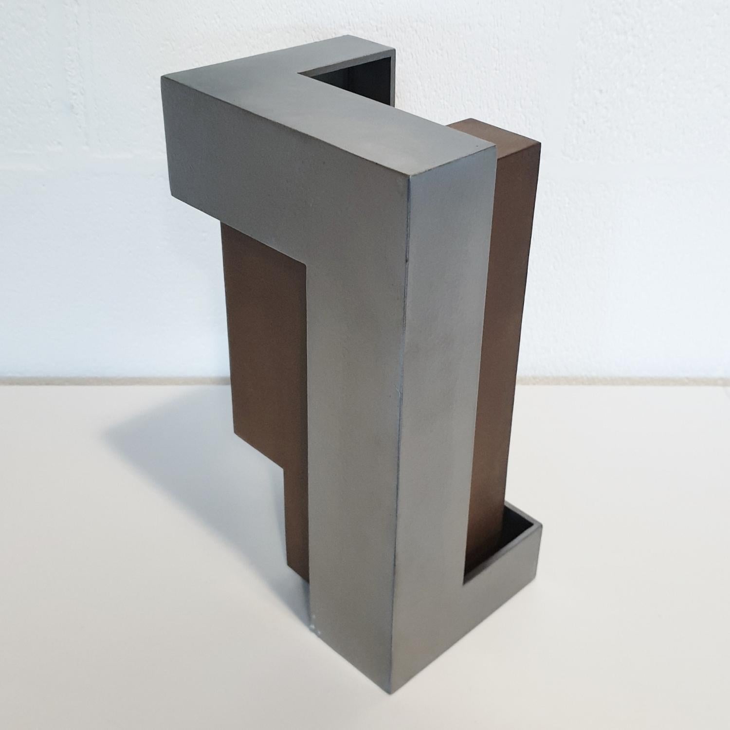 Pareja 05 est une sculpture abstraite moderne contemporaine unique de l'artiste espagnol Eduardo Lacoma, issue de sa dernière série Pareja, qui signifie couple en espagnol. La sculpture se compose de deux constructions faites à la main en acier
