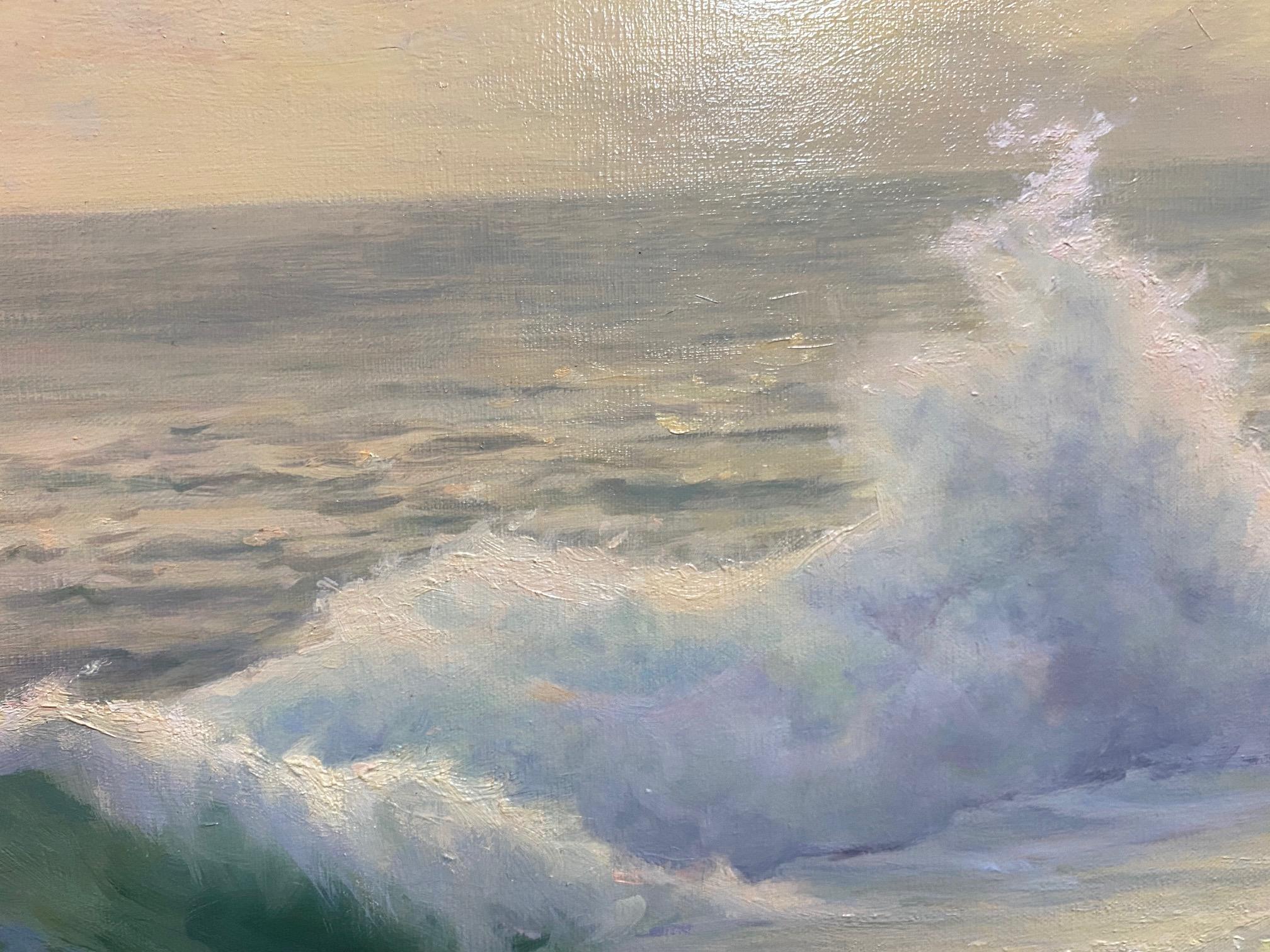 Lorsque les rayons du soleil percent les nuages blancs, le surf doré brille et scintille dans une merveille naturelle !  Les corniches rocheuses veillent sur la marée tourbillonnante comme une gardienne pour des bambins espiègles, imprévisibles et