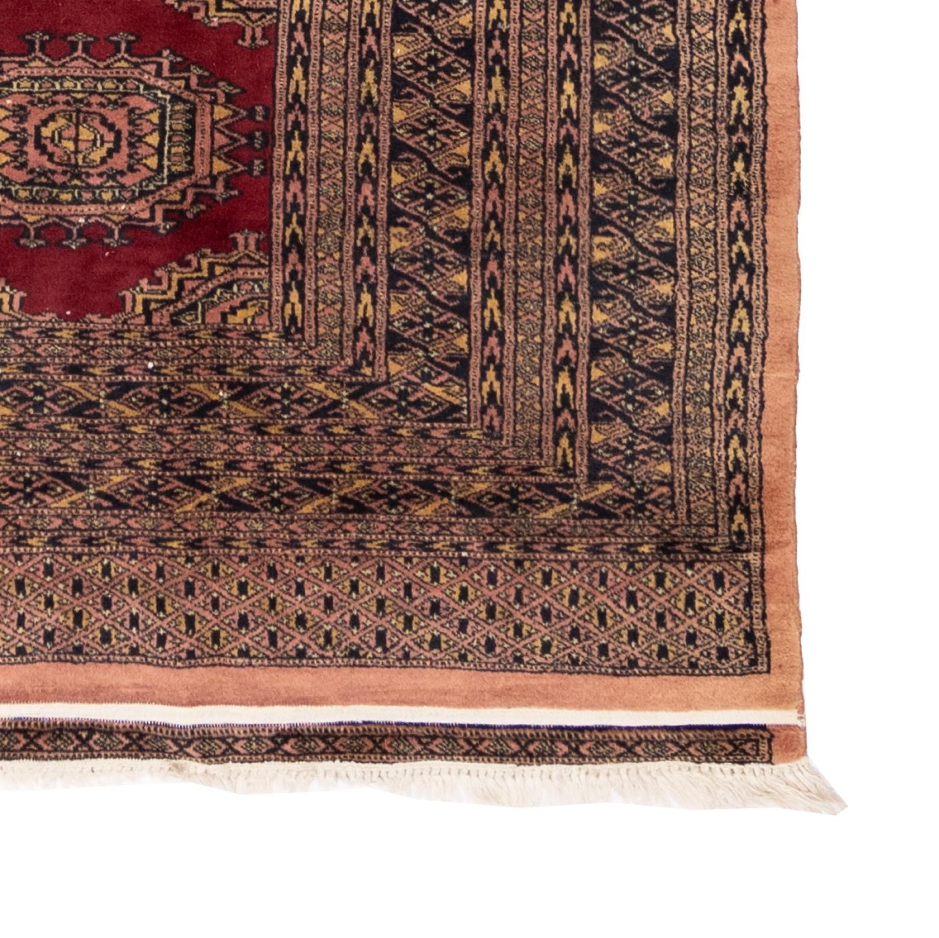 Ce tapis d'Orient est classique dans le meilleur sens du terme et s'adapte à tous les styles d'intérieur, car les tapis d'Orient connaissent actuellement une véritable renaissance. Les tapis orientaux sont avant tout intemporels. C'est pourquoi ce