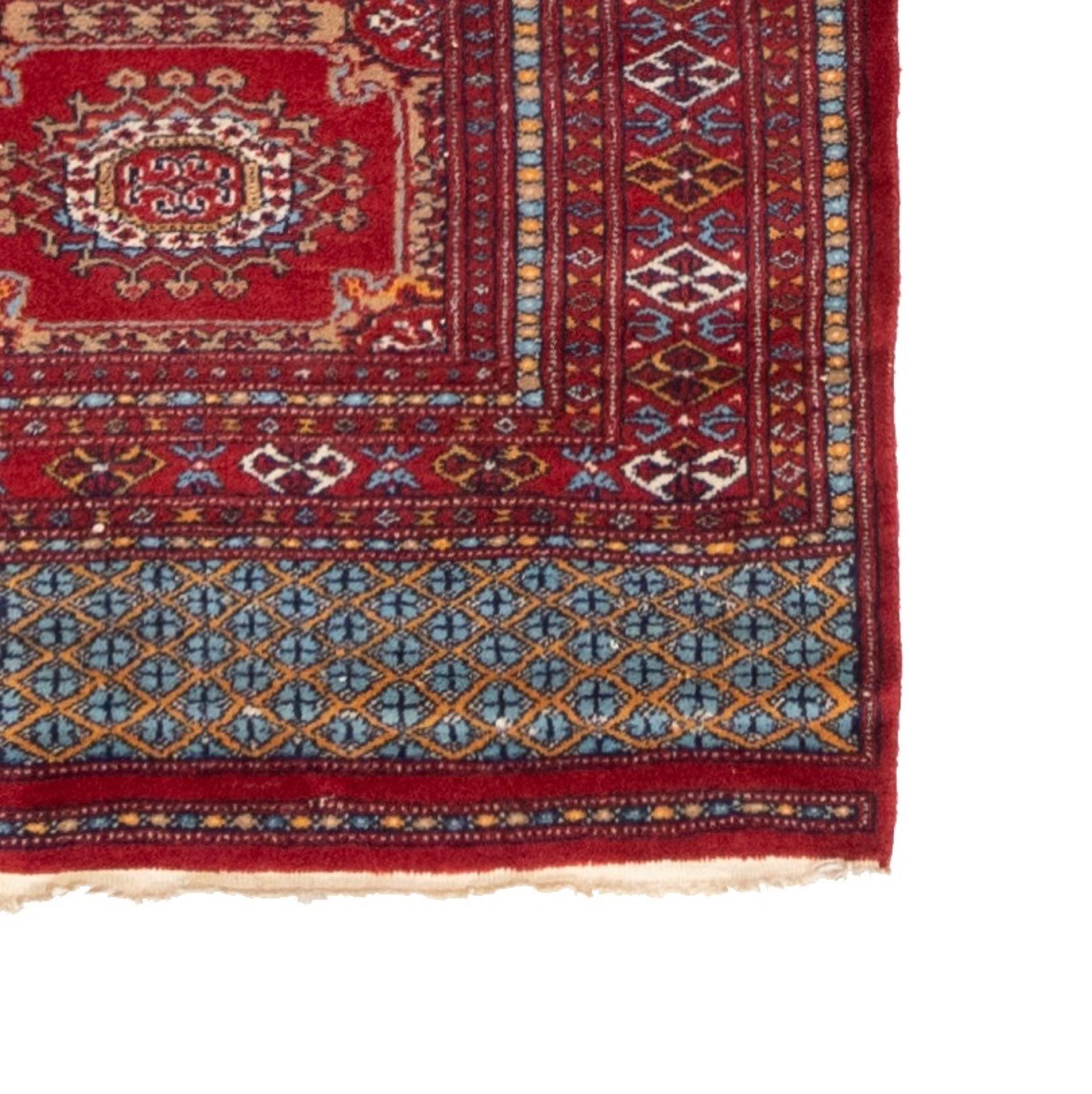 Ce tapis d'Orient est classique dans le meilleur sens du terme et s'adapte à tous les styles d'intérieur, car les tapis d'Orient connaissent actuellement une véritable renaissance. Les tapis orientaux sont avant tout intemporels. C'est pourquoi ce