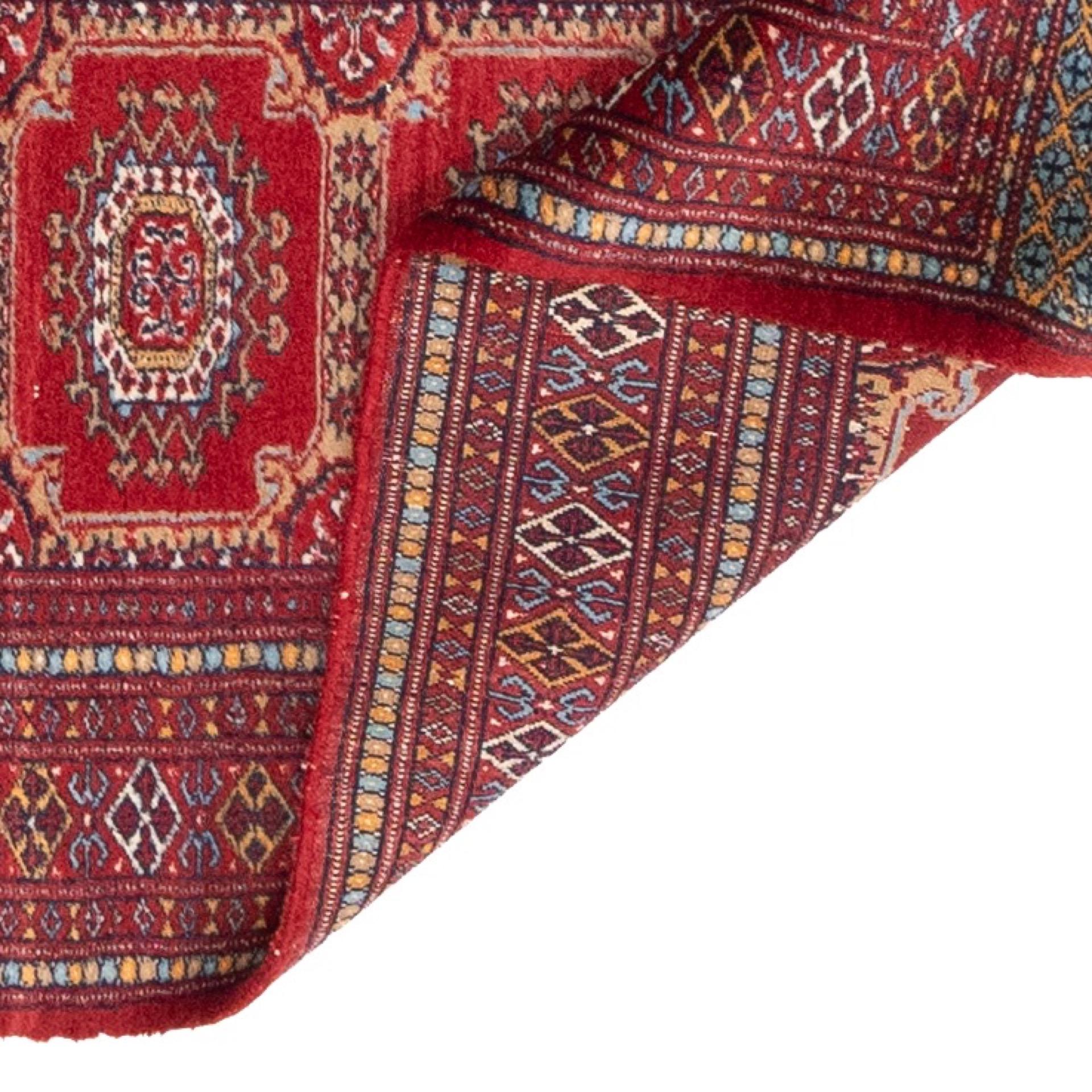 Tapis de course BUCHARA 3 Persian Runner - Design époustouflant dans un rouge riche et vibrant - Abstrait Mixed Media Art par Unknown