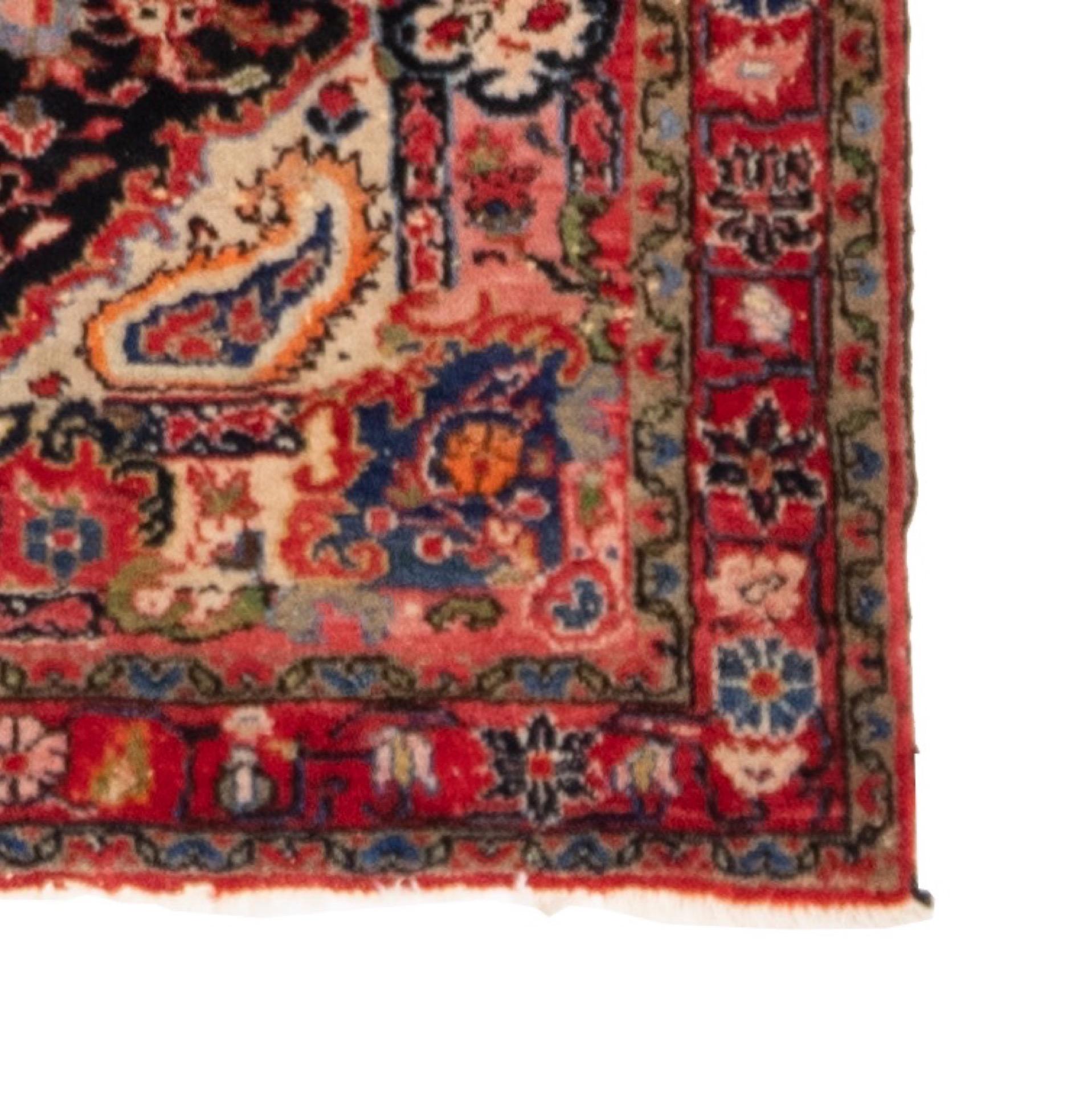 This piece of jewellery is hand-knotted from fine, hand-spun highland wool and dyed with natural vegetable dye. Highland wool is particularly hard-wearing and durable, as the food intake is high quality, a particularly large amount of natural