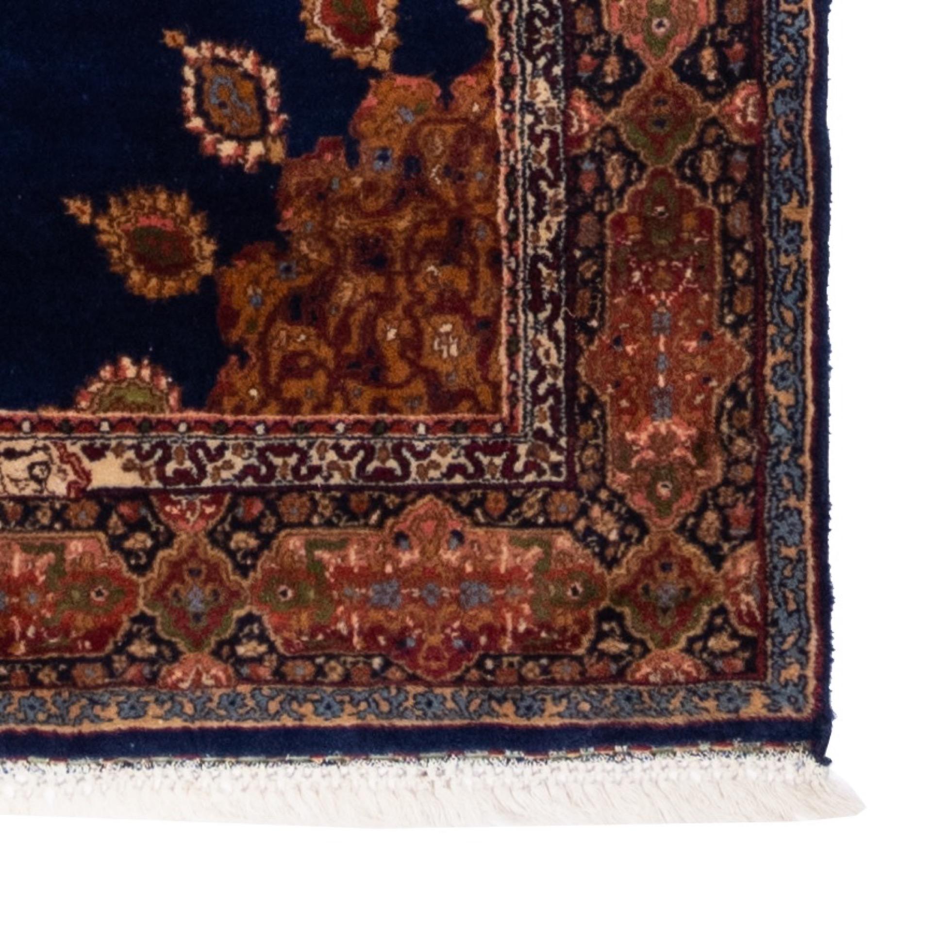 Ce tapis d'Orient est classique dans le meilleur sens du terme et s'adapte à tous les styles d'intérieur, car les tapis d'Orient connaissent actuellement une véritable renaissance. Les tapis orientaux sont avant tout intemporels. C'est pourquoi ce