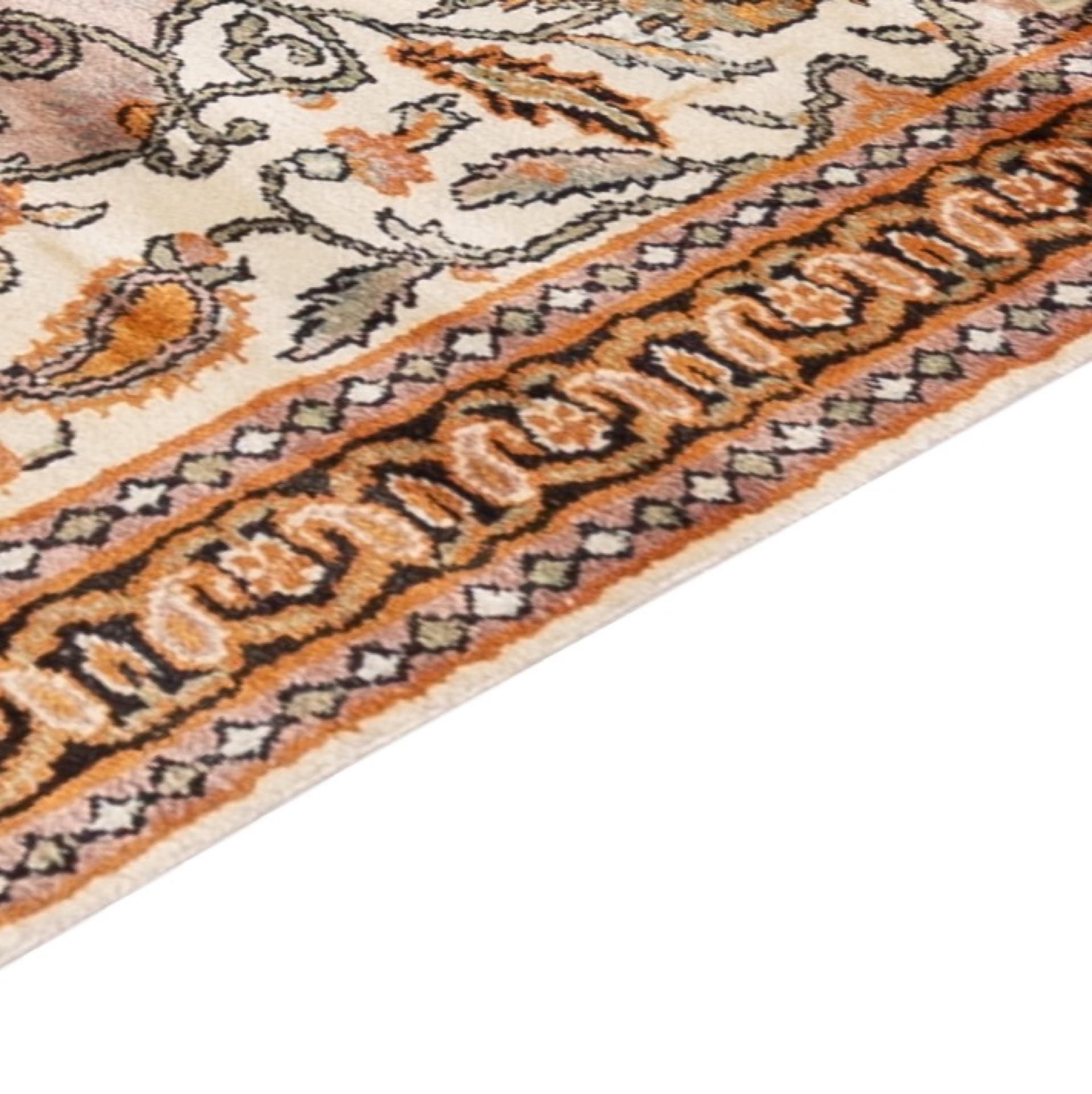 Esta alfombra oriental es clásica en el mejor sentido de la palabra y encaja en cualquier estilo de interior, porque las alfombras orientales están experimentando actualmente un verdadero renacimiento. Las alfombras orientales son ante todo