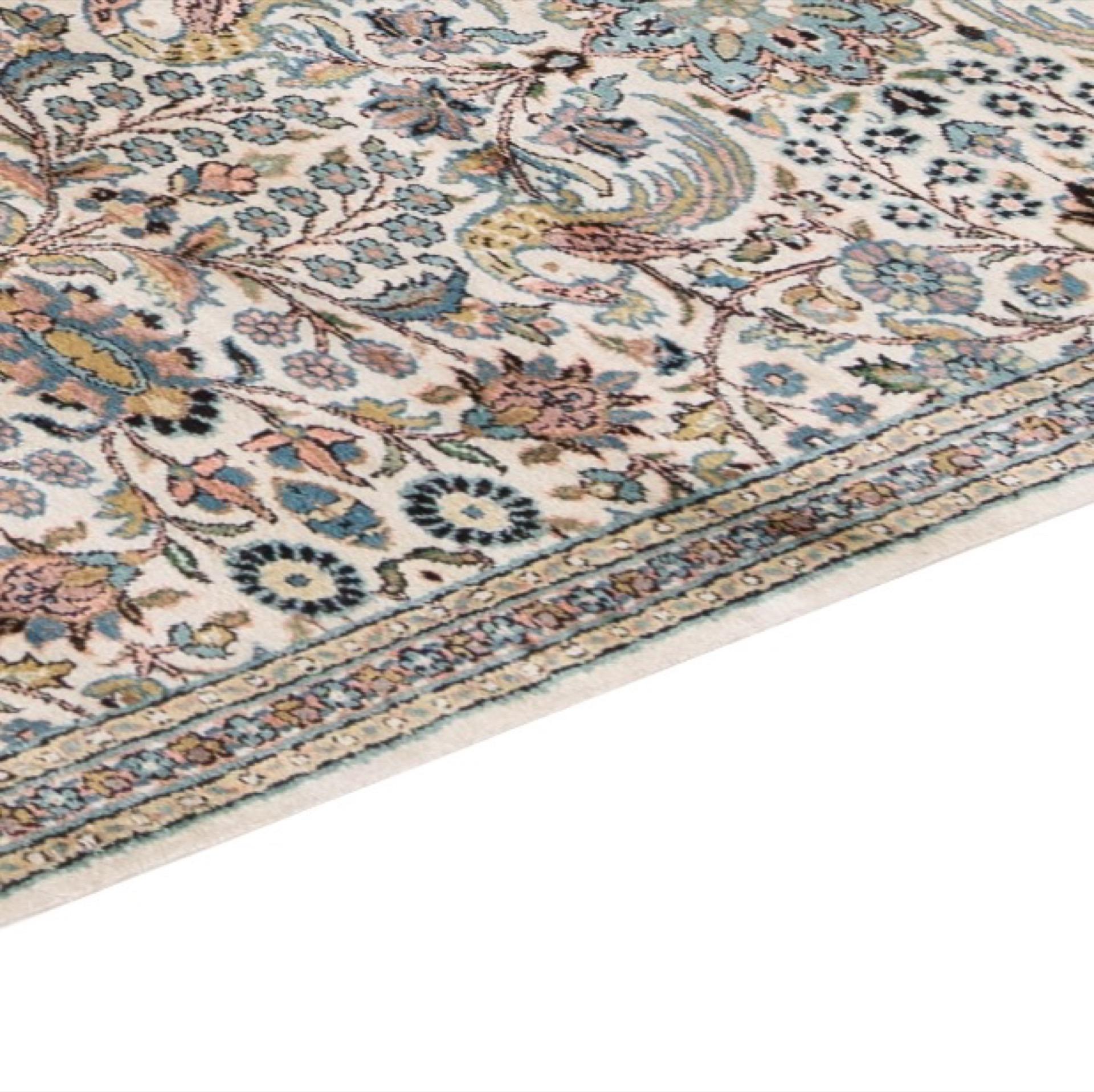 This oriental rug is classic in the best sense of the word and fits in with any interior style, because oriental rugs are currently experiencing a true renaissance. Oriental rugs are above all timeless, which is why this rug with Persian ornaments