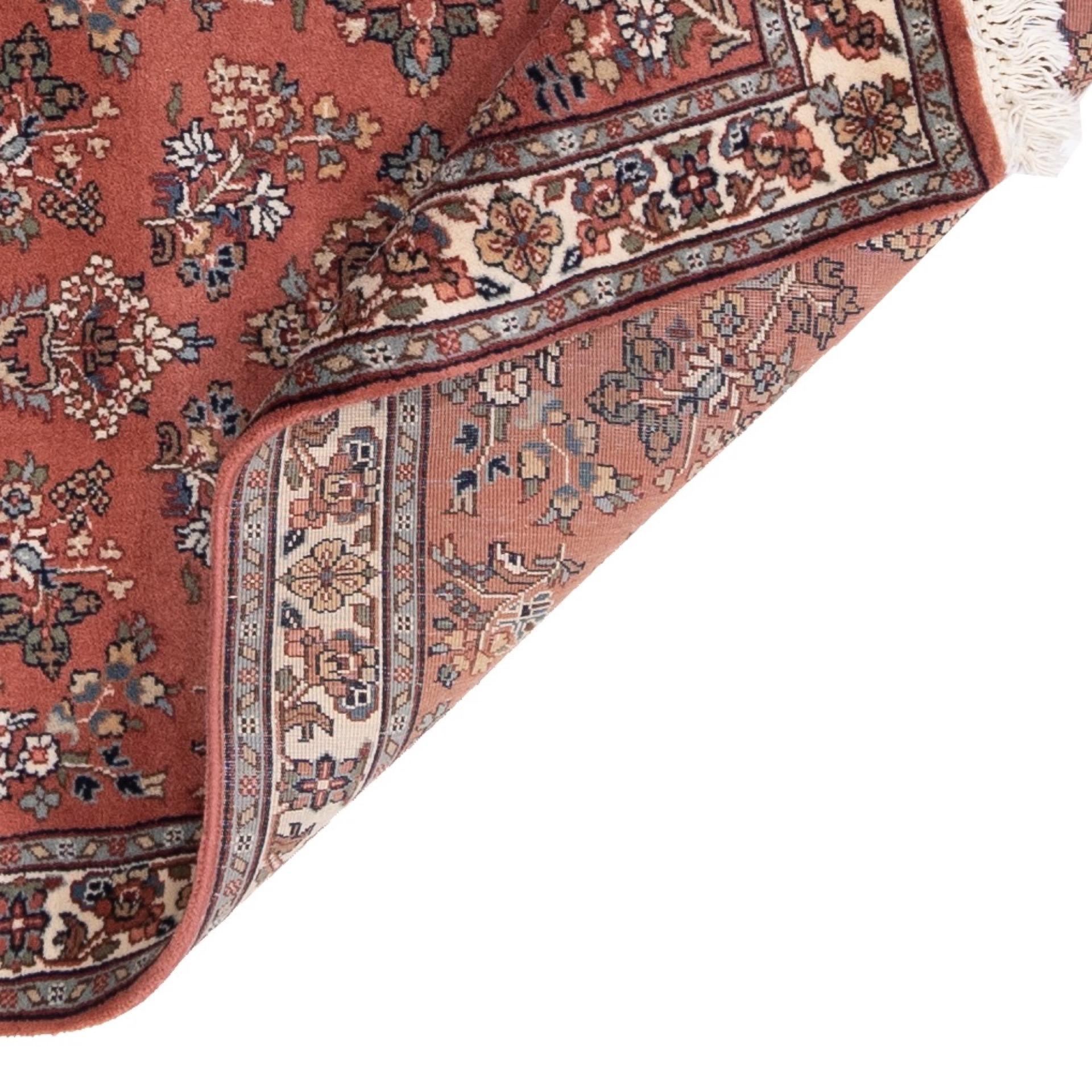 Sarugh Persian Rug – Bold Red Design with an Elegant Beige Border For Sale 1