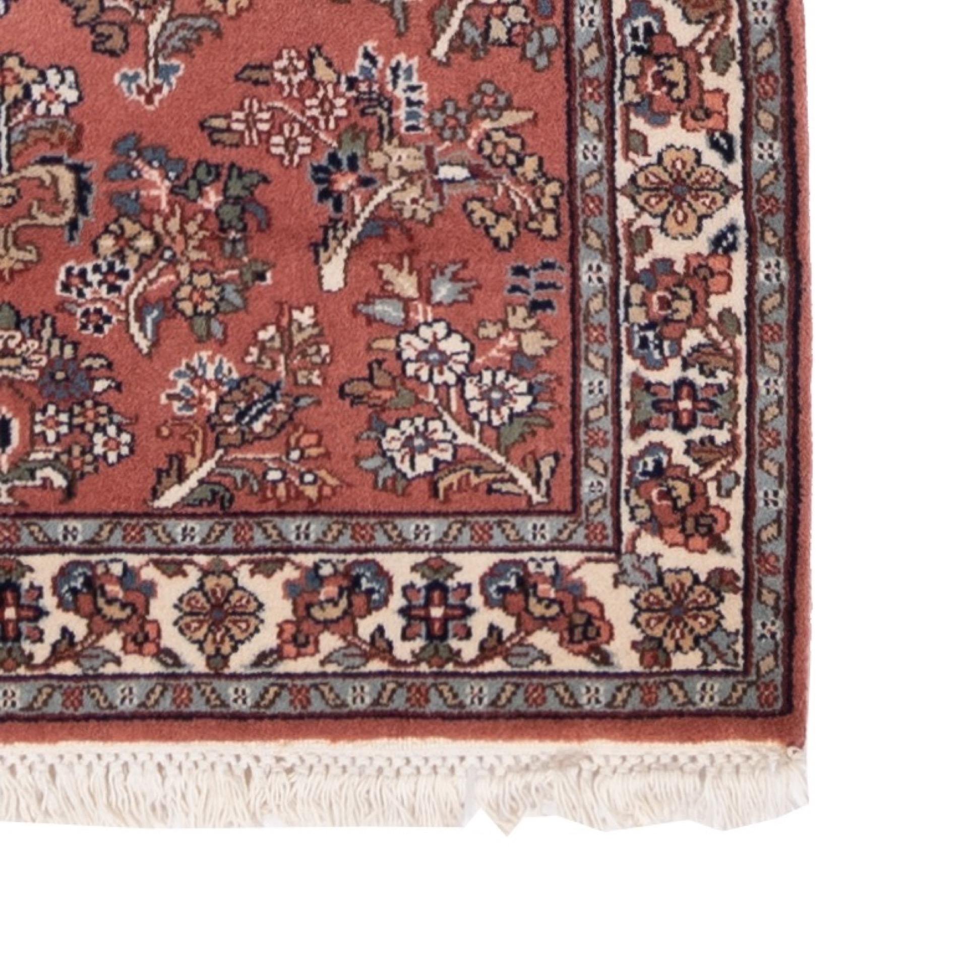 This oriental rug is classic in the best sense of the word and fits in with any interior style, because oriental rugs are currently experiencing a true renaissance. Oriental rugs are above all timeless, which is why this rug with Persian ornaments