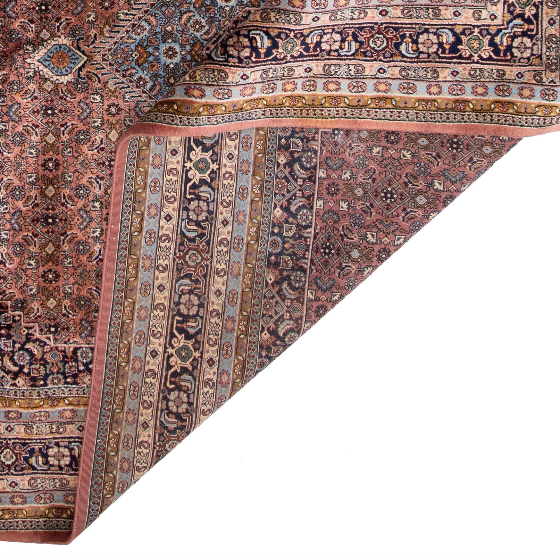 Ce tapis d'Orient est classique dans le meilleur sens du terme et s'adapte à tous les styles d'intérieur, car les tapis d'Orient connaissent actuellement une véritable renaissance. Les tapis orientaux sont avant tout intemporels. C'est pourquoi ce