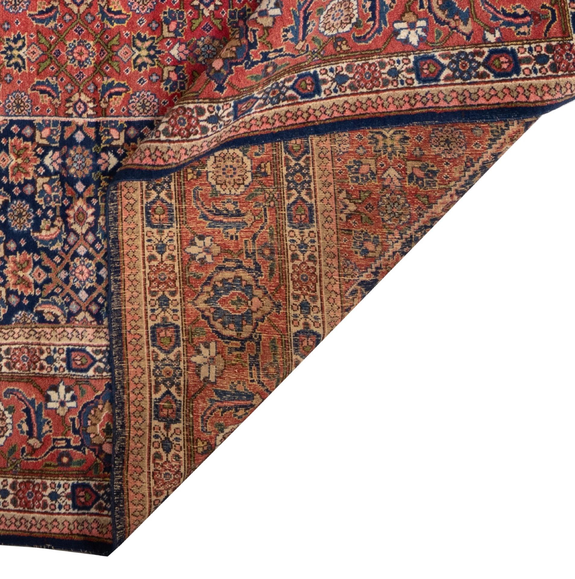 This oriental rug is classic in the best sense of the word and fits in with any interior style, because oriental rugs are currently experiencing a true renaissance. Oriental rugs are above all timeless, which is why this rug with Persian ornaments