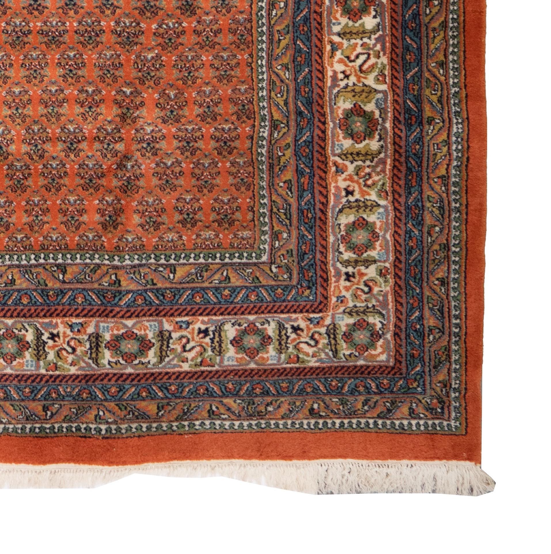 Questo gioiello proveniente dalla Persia meridionale è annodato a mano con lana pregiata e filata a mano e tinto con tinture vegetali naturali. La lana delle Highland è particolarmente resistente e duratura, poiché l'alimentazione è di alta qualità