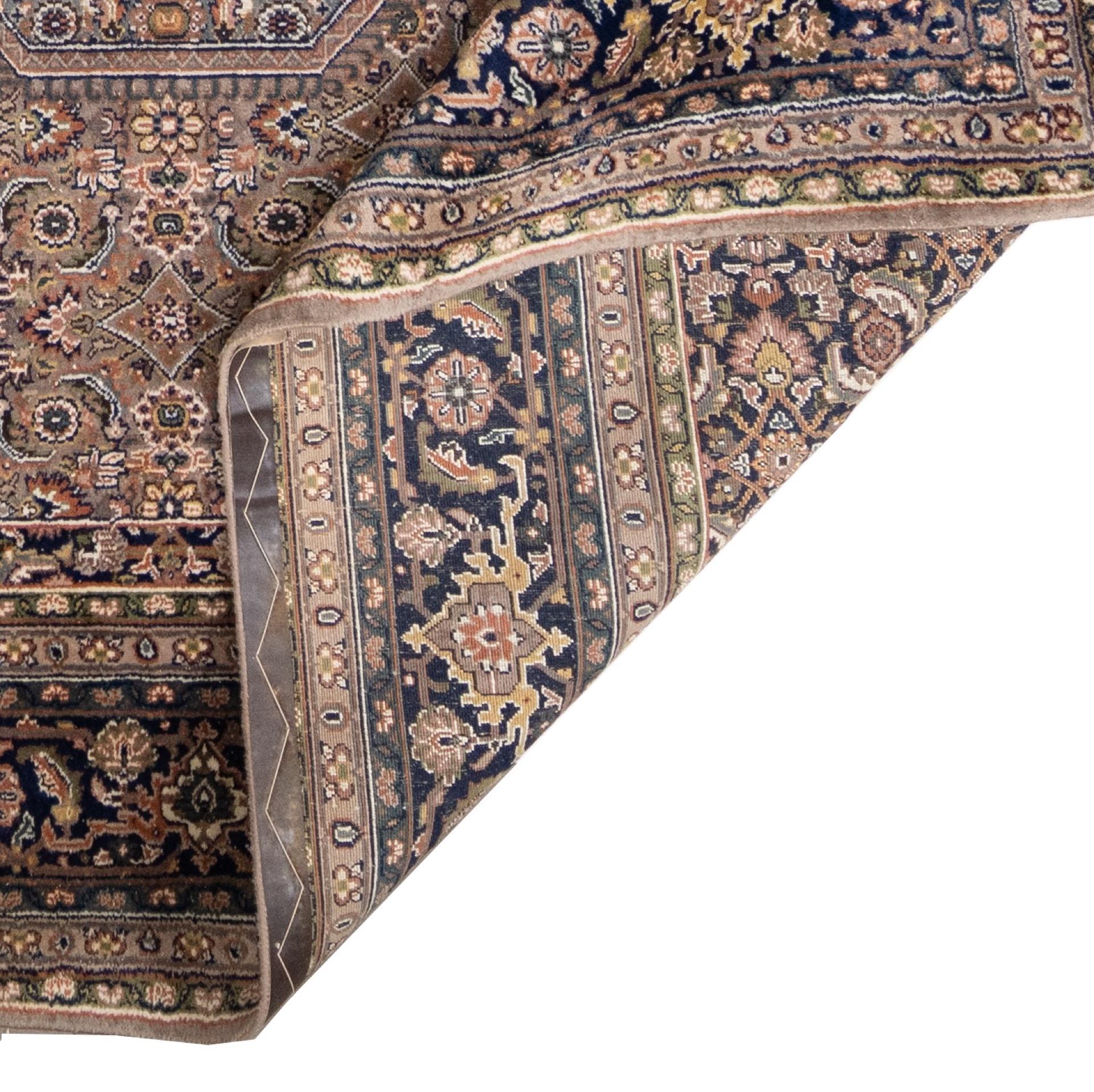 Esta pieza de joyería del sur de Persia está anudada a mano con fina lana de las tierras altas hilada a mano y teñida con tintes vegetales naturales. La lana de las Tierras Altas es especialmente resistente y duradera, ya que la alimentación es de