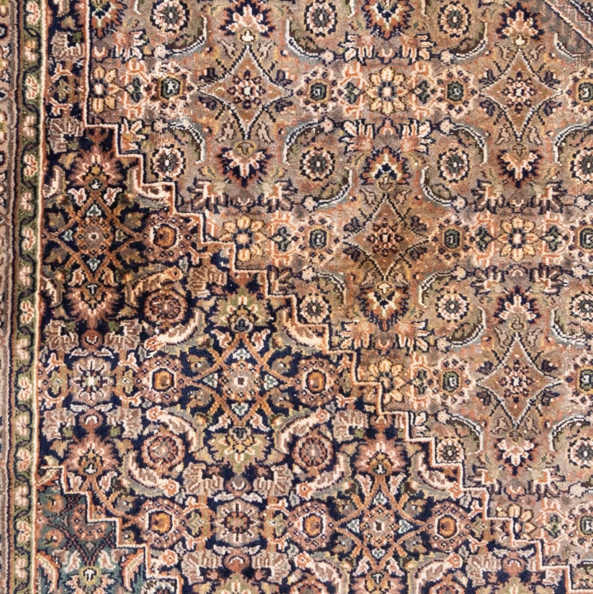 Alfombra persa Bidjar 4 - Belleza intemporal con intrincados motivos beige en venta 1