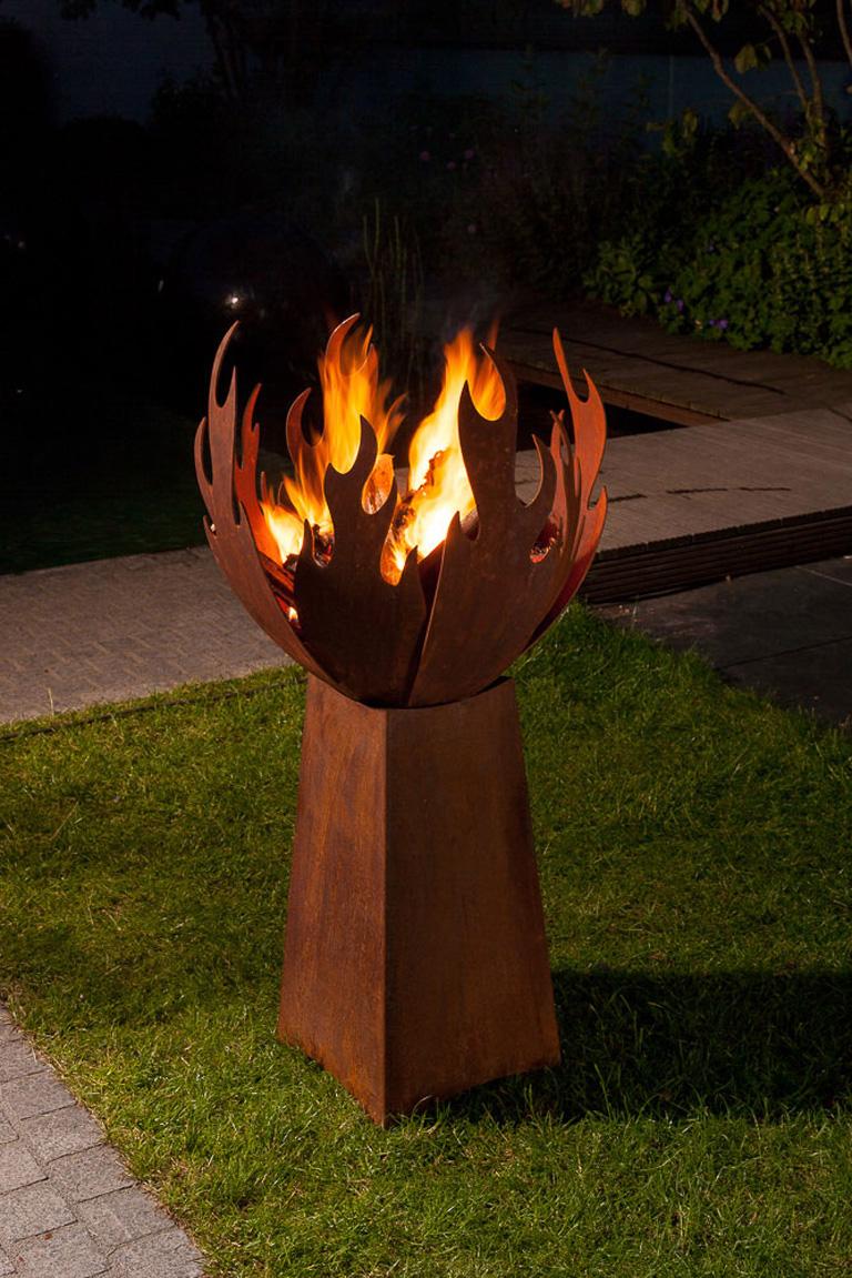 This fireball is the eye-catcher in your garden. Thanks to the good air supply, you can very quickly a beautiful fir.

The base also serves as an ash container, has a central base, but can also be used separately as a can also be used separately as
