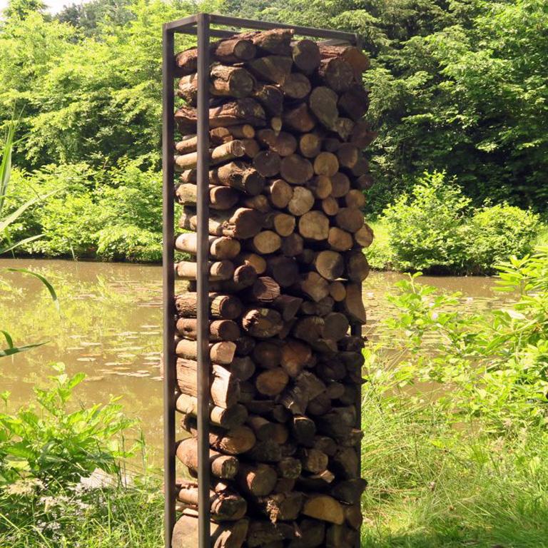 D'une part, ce porte-bois est très pratique pour ranger le bois de chauffage, d'autre part, vous pouvez ajouter un merveilleux élément décoratif aux murs de votre jardin.

Le support de bois de chauffage est glissé sur les 2 tiges rondes fournies