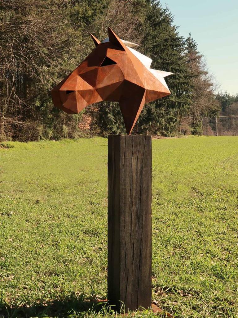 Exceptional polygon sculpture of a horse on an oxidized oak stele for home and garden. The mane is made of stainless steel.

Horse: 50 x 80 cm
Total height: approx. 150 cm
Oak stele: 20 x 20 x 100 cm
Weight: approx. 60 kg

Materials used:
Sheet