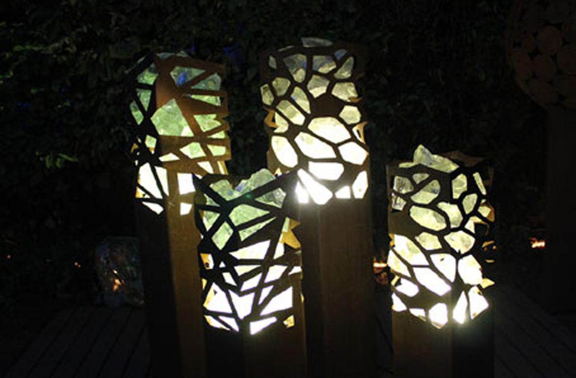 Colonne lumineuse élégante pour l'extérieur. Le luminaire est rempli de morceaux de verre et est éclairé par le bas avec un spot Led de 5 watts. La colonne est fabriquée en tôle d'acier rouillée de la plus haute qualité.

Taille/Dimensions/Poids