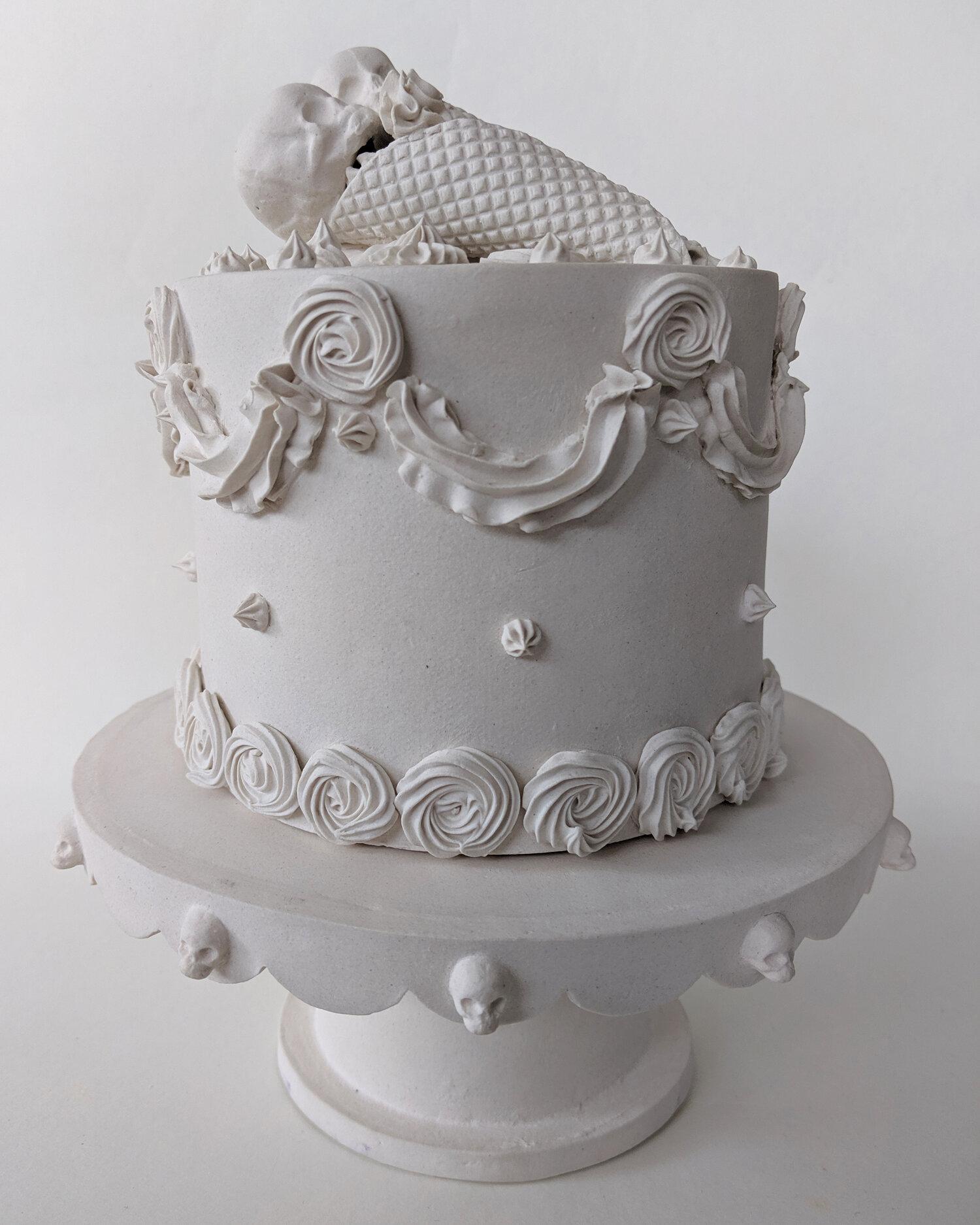 Small Cake w/ Stand - Original Porcelain Sculpture by Jacqueline Tse - Skull im Angebot 2